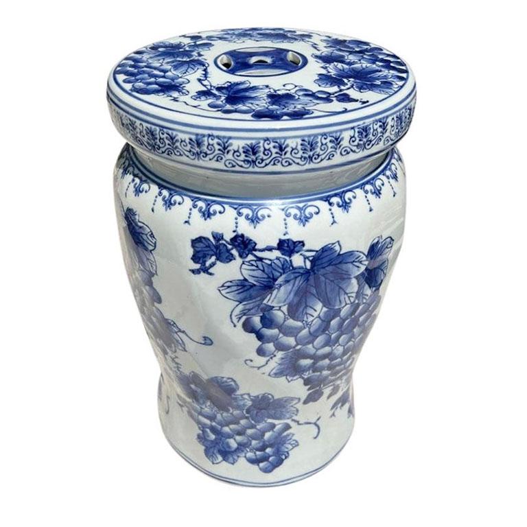 Taburete de jardín o mesa de bebidas de cerámica azul y blanca de flujo chinoiserie. Esta bonita pieza quedará genial en un patio o en un salón. Puede utilizarse como asiento extra en caso de apuro, o como mesa para bebidas. Está fabricada en