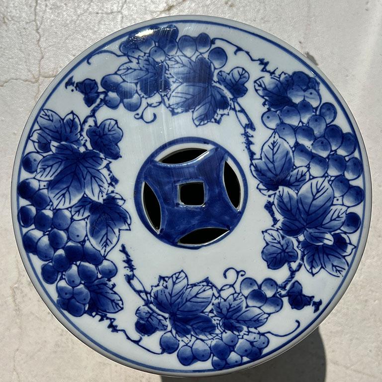 Taburete de jardín Vintage Chinoiserie Flow Cerámica Azul y Blanca siglo XX en venta