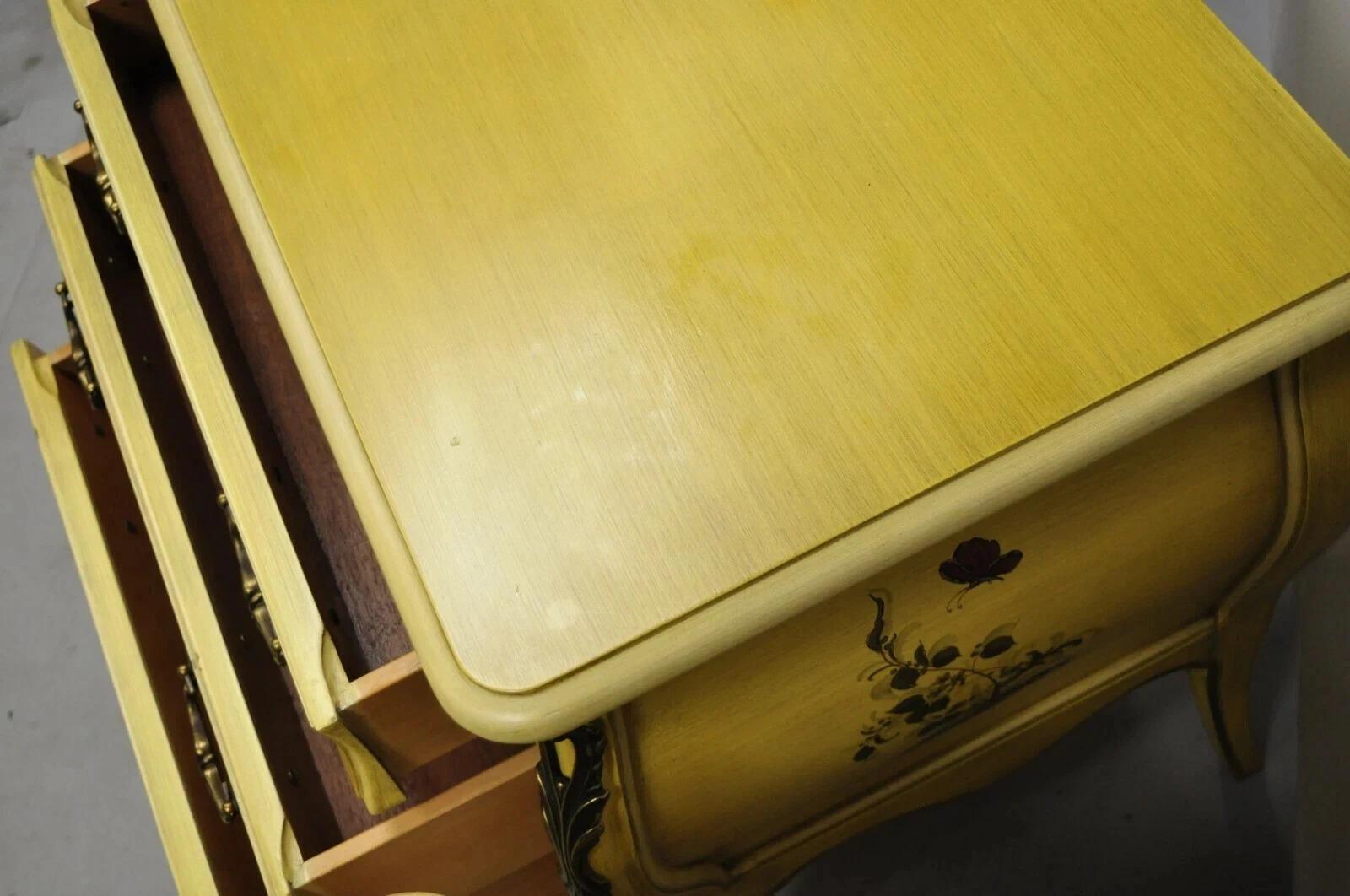 Comodini a 3 cassetti vintage Chinoiserie francese Luigi XV dipinti di giallo - una coppia in vendita 3