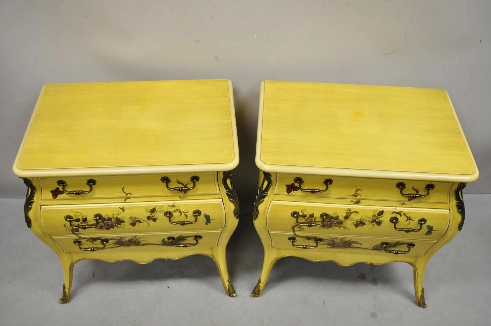 Comodini a 3 cassetti vintage Chinoiserie francese Luigi XV dipinti di giallo - una coppia in vendita 5