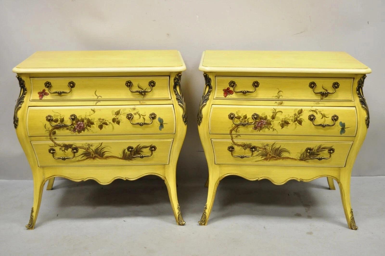 Inviaci un messaggio con il tuo codice postale per richiedere un preventivo per la spedizione negli Stati Uniti.

Comodini a 3 cassetti in stile Luigi XV dipinti di giallo - una coppia. L'articolo presenta una finitura dipinta di giallo, scene di