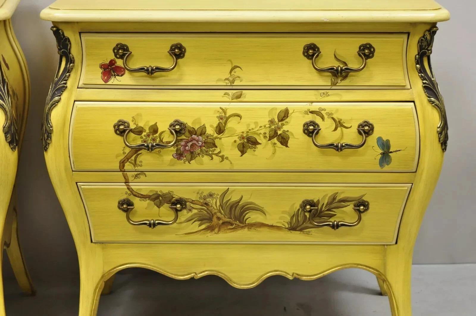 Comodini a 3 cassetti vintage Chinoiserie francese Luigi XV dipinti di giallo - una coppia In condizioni buone in vendita a Philadelphia, PA