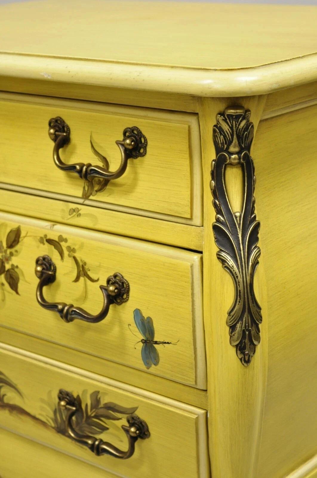 XX secolo Comodini a 3 cassetti vintage Chinoiserie francese Luigi XV dipinti di giallo - una coppia in vendita