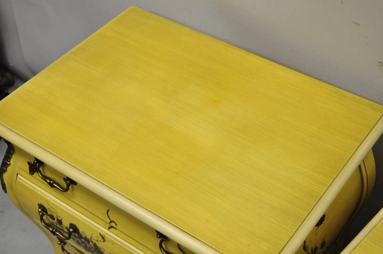 Comodini a 3 cassetti vintage Chinoiserie francese Luigi XV dipinti di giallo - una coppia in vendita 1