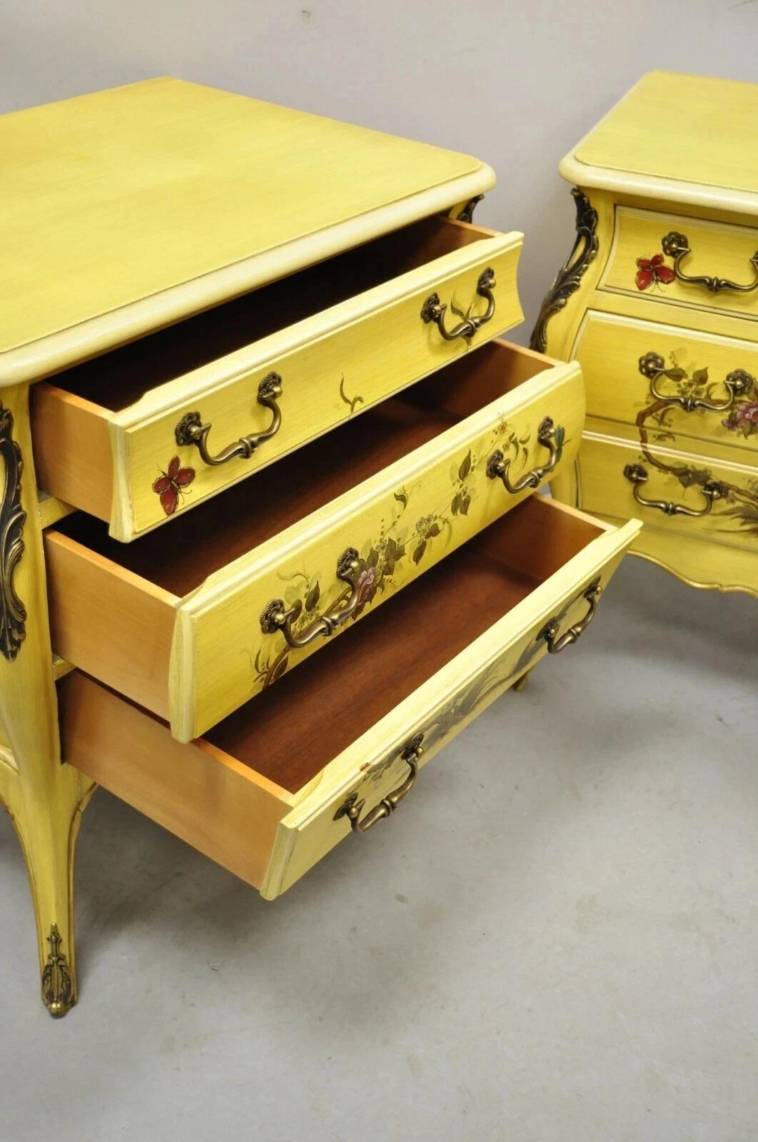 Comodini a 3 cassetti vintage Chinoiserie francese Luigi XV dipinti di giallo - una coppia in vendita 2