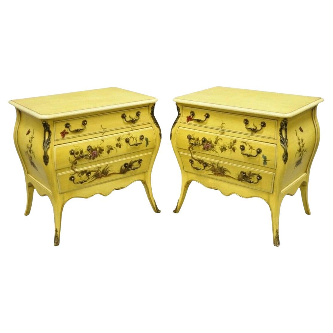 Comodini a 3 cassetti vintage Chinoiserie francese Luigi XV dipinti di giallo - una coppia in vendita