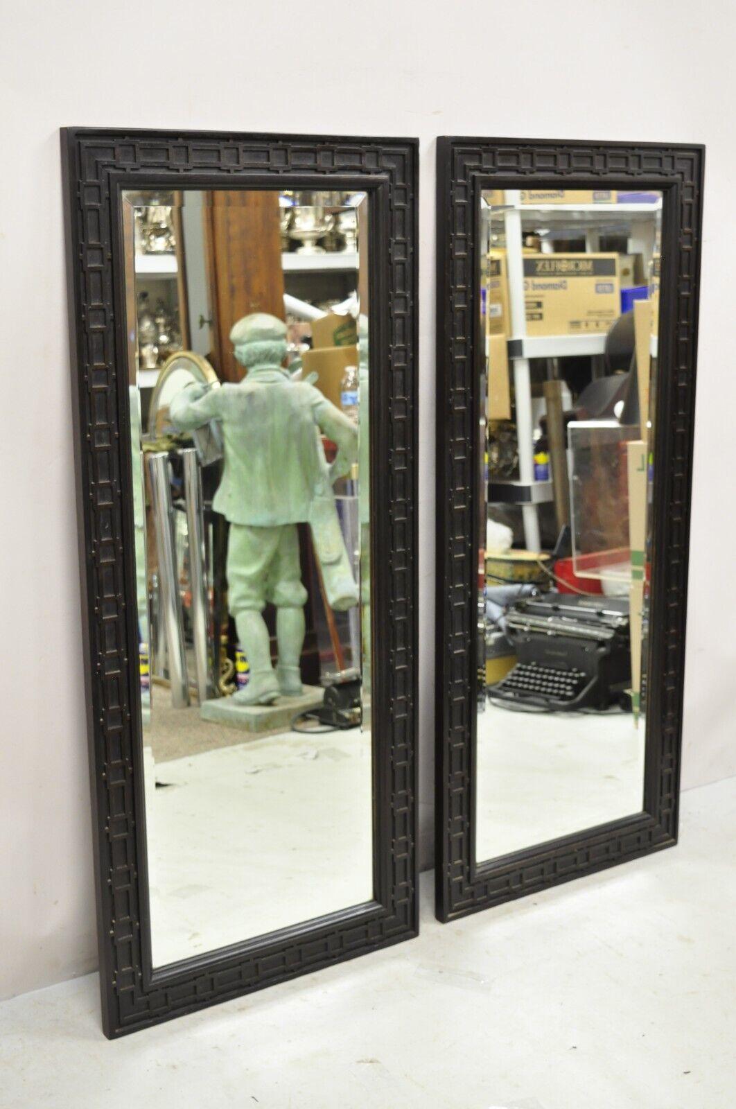 Vintage chinoiserie Fretwork Solid Wood Frame Rectangular Wall Mirrors - a Pair. L'objet présente un design chinoiserie ajouré, un cadre en bois massif, une très belle paire vintage, un style et une forme remarquables, vers le milieu du 20e siècle.