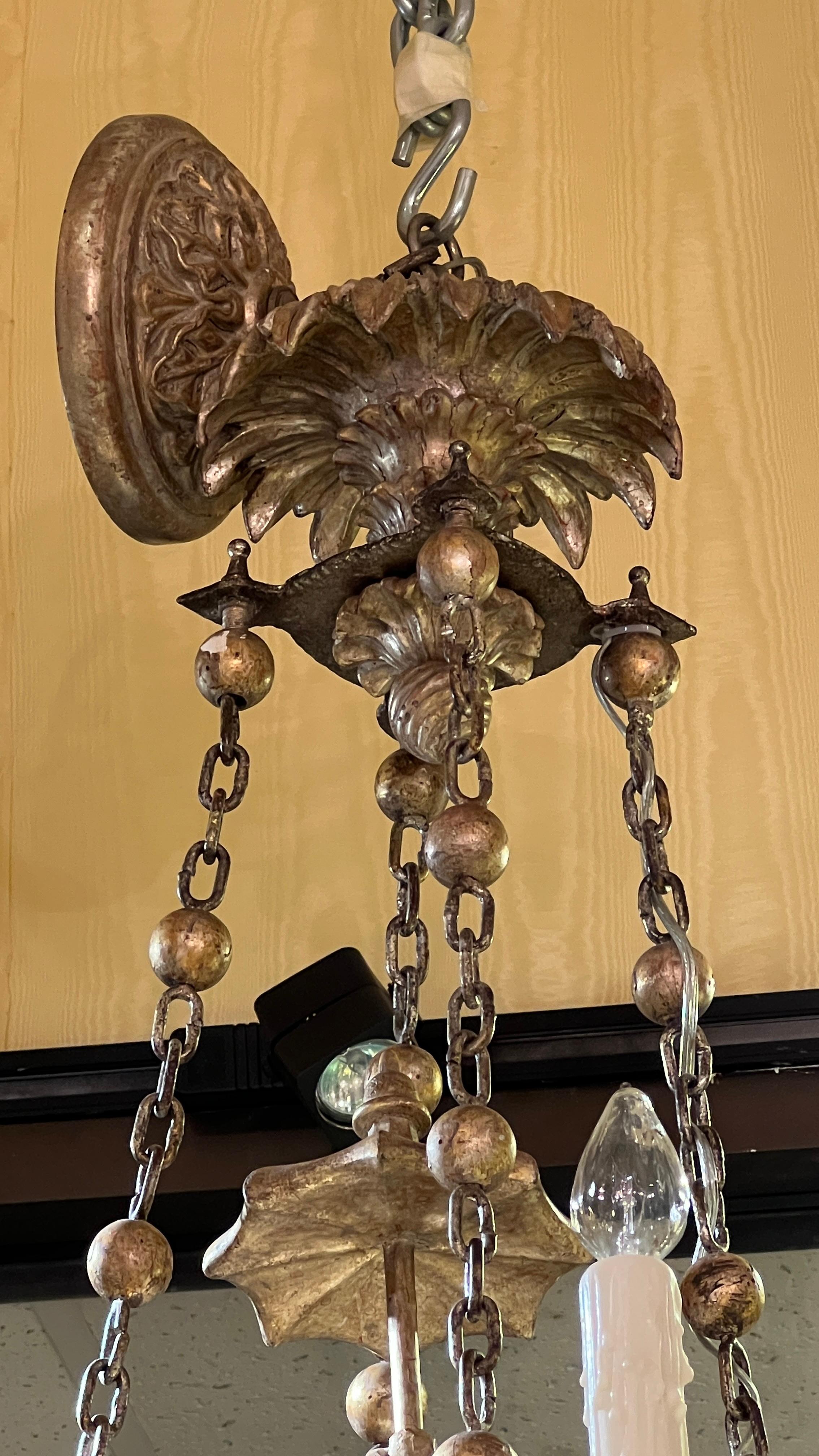 Araña vintage de madera dorada Chinoiserie con mono Madera en venta