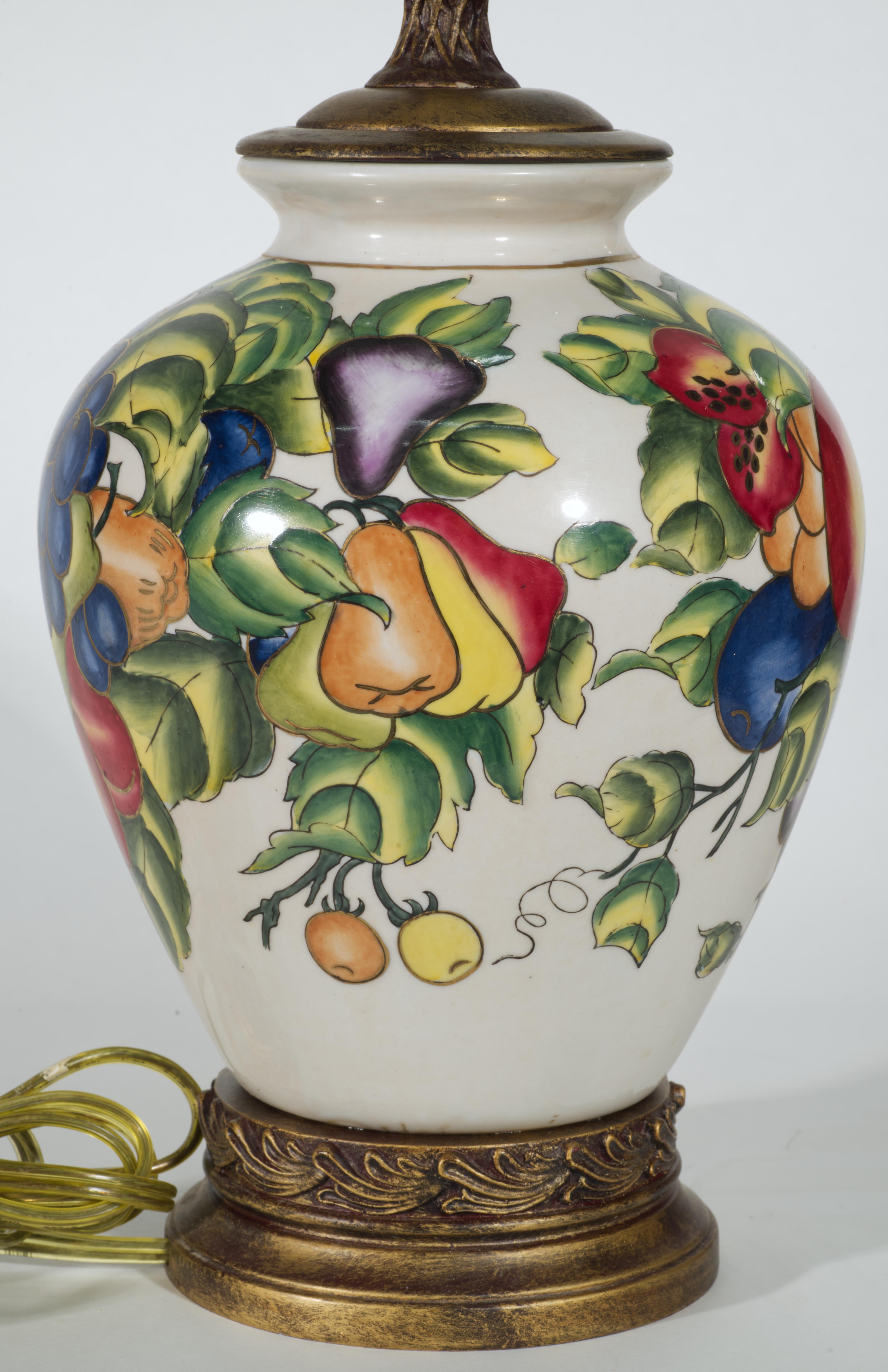 Vintage Chinoiserie Ginger Urn Table Lamp Fruits Leaves In Good Condition For Sale In Clifton Springs, NY