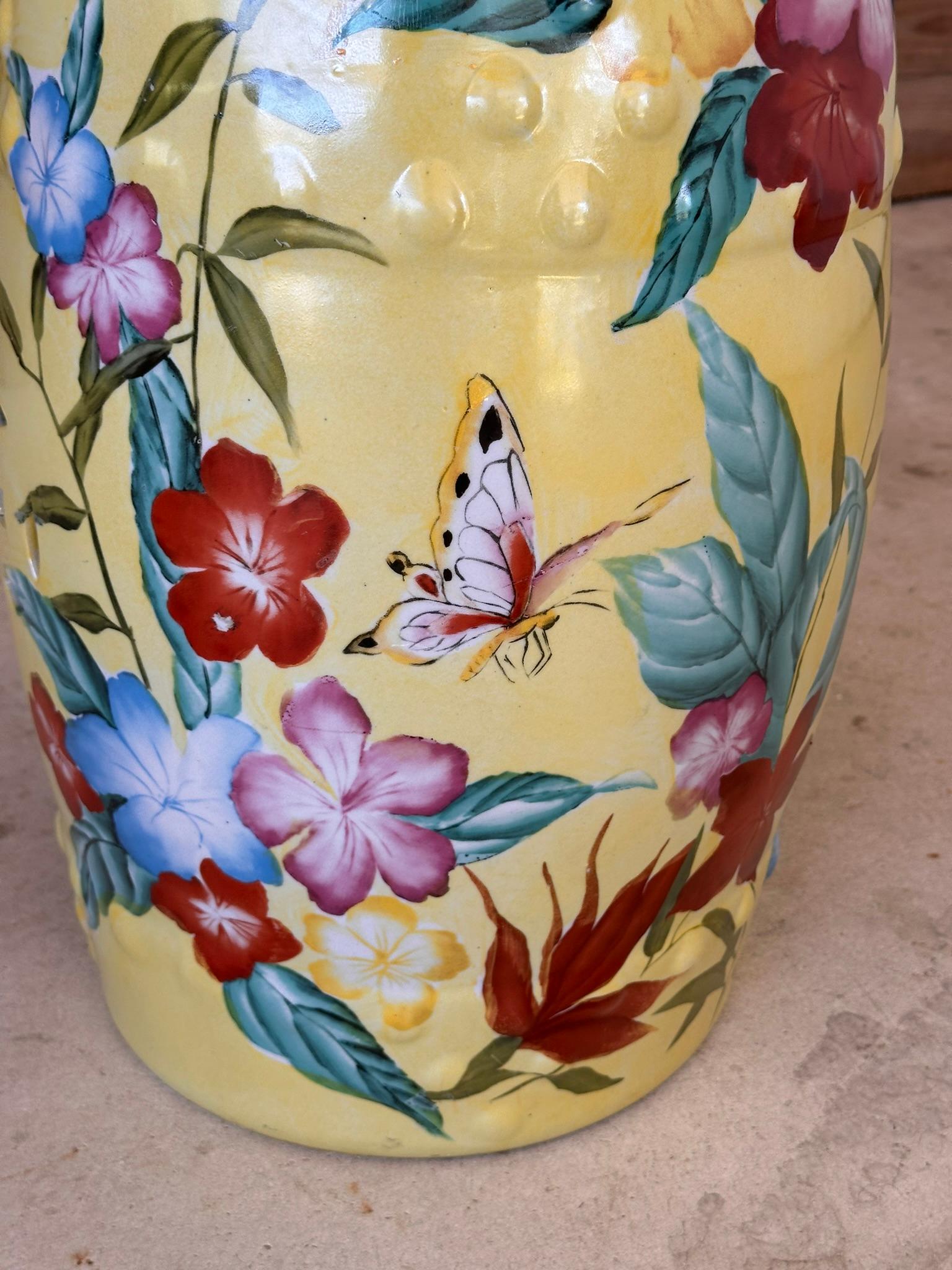 Ajoutez une touche d'élégance à votre espace intérieur ou extérieur avec ce tabouret de jardin en céramique Chinoiserie vintage.
Peint à la main avec des motifs floraux et de papillons, ce tabouret émaillé est aussi une charmante table d'appoint.