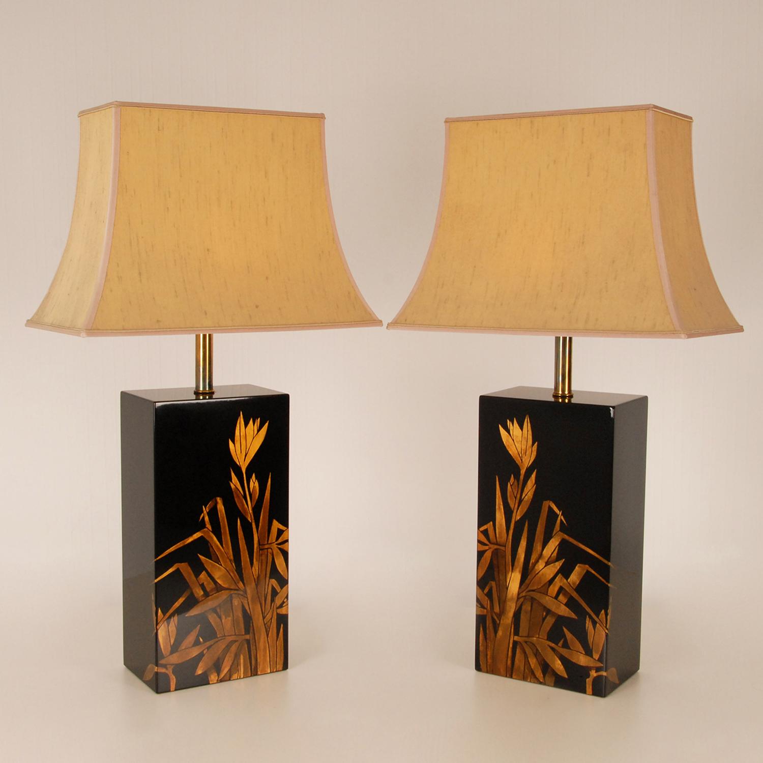 A tall pair vintage table lamps Chinoiserie Gold and Black lacquer Pagoda Lamps
Two mirorred square black lacquered body with gold floral decor
Made in the oriental style
Color Black and Gold
Origin France 1970s
Lightbulb E27
Cordcolor:
