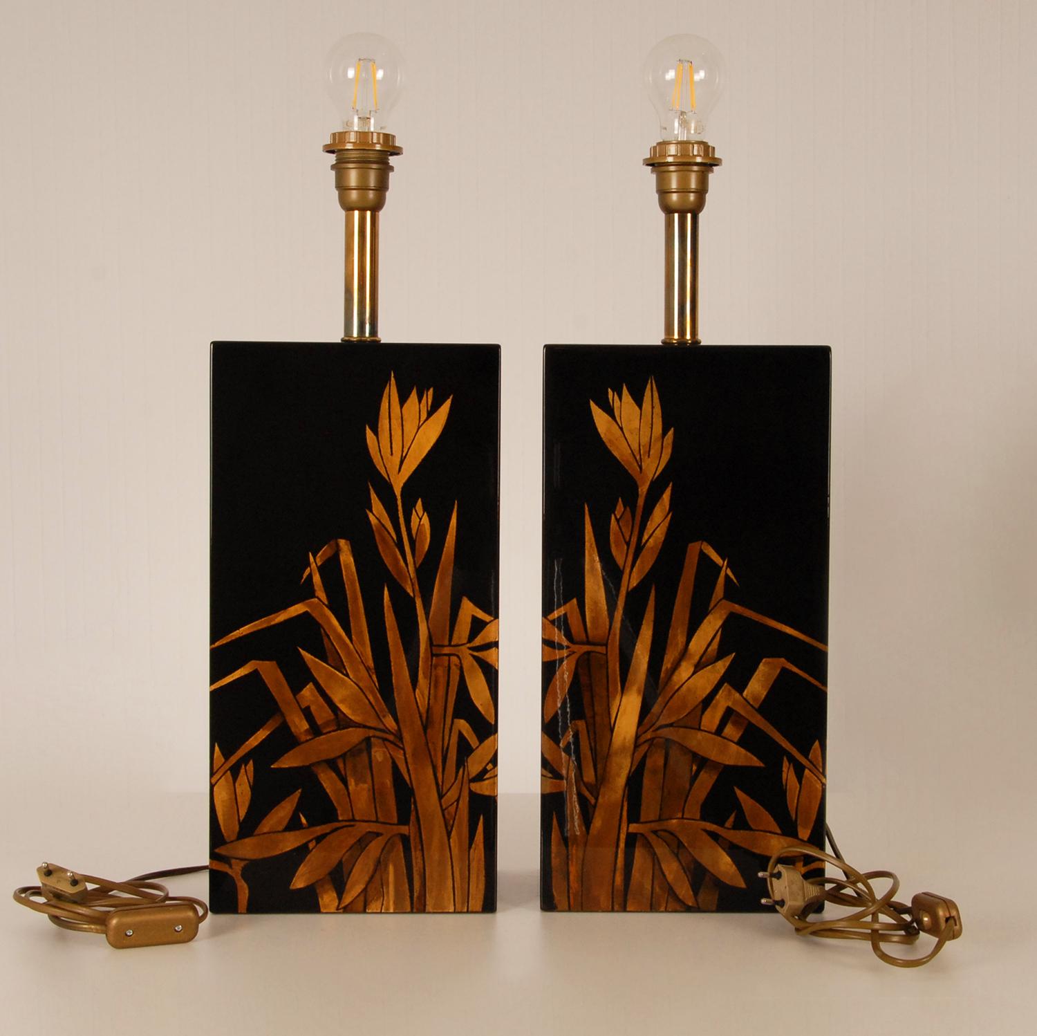 Mid-Century Modern Vintage Chinoiserie Gold and Black lacquer Pagoda Table Lamps Retro 1970s a Pair For Sale