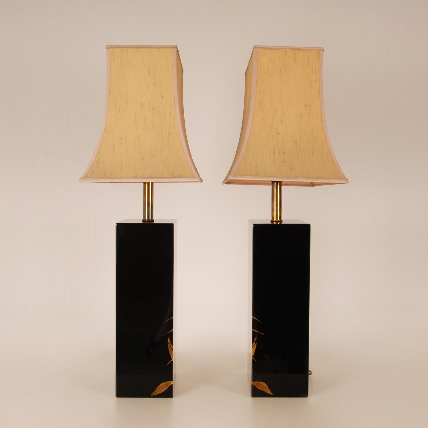 Vintage Chinoiserie Gold and Black lacquer Pagoda Table Lamps Retro 1970s a Pair In Good Condition For Sale In Wommelgem, VAN