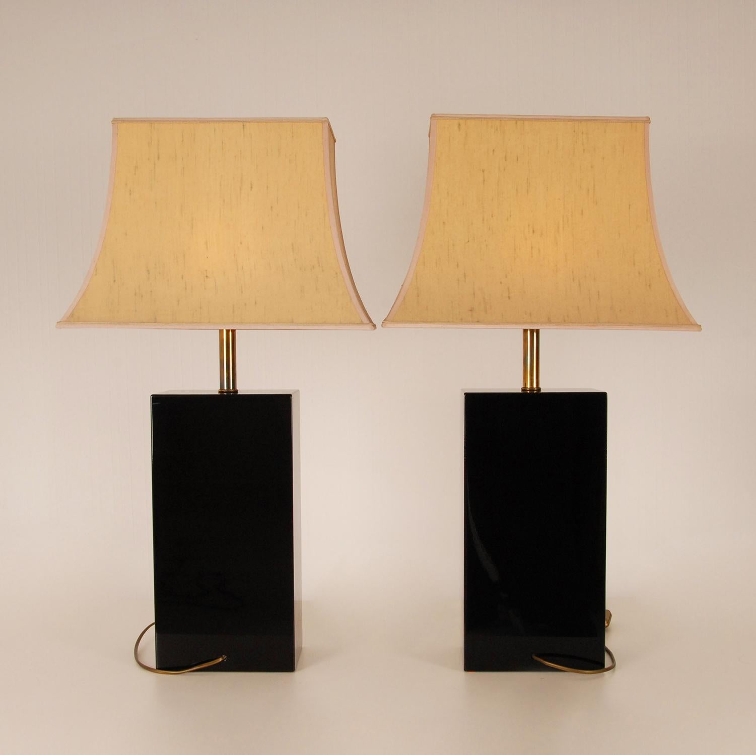 20th Century Vintage Chinoiserie Gold and Black lacquer Pagoda Table Lamps Retro 1970s a Pair For Sale