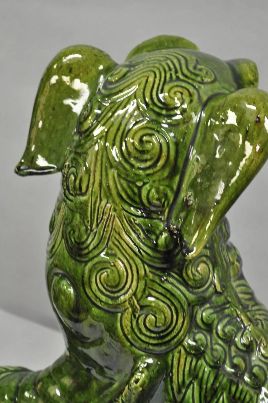 Statua cinese di cane Foo da 22 pollici in ceramica maiolicata verde, vintage Chinoiserie in vendita 4