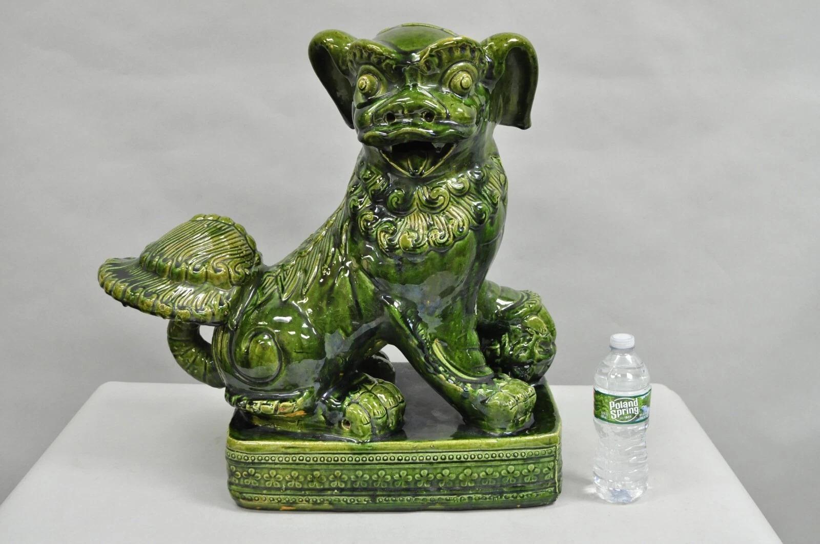 Inviaci un messaggio con il tuo codice postale per richiedere un preventivo per la spedizione negli Stati Uniti.

Statua di cane cinese da 22 pollici in ceramica maiolicata verde, vintage Chinoiserie. Circa metà del XX secolo, Vietnam. Misure: 22