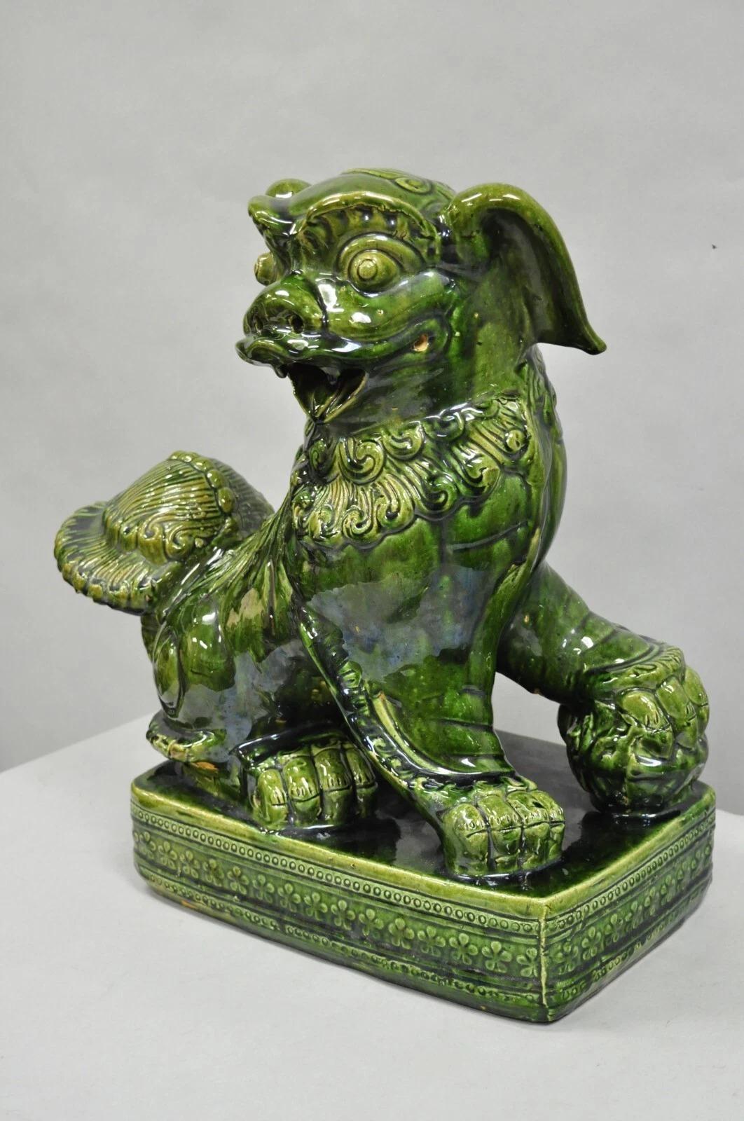 Cineserie Statua cinese di cane Foo da 22 pollici in ceramica maiolicata verde, vintage Chinoiserie in vendita