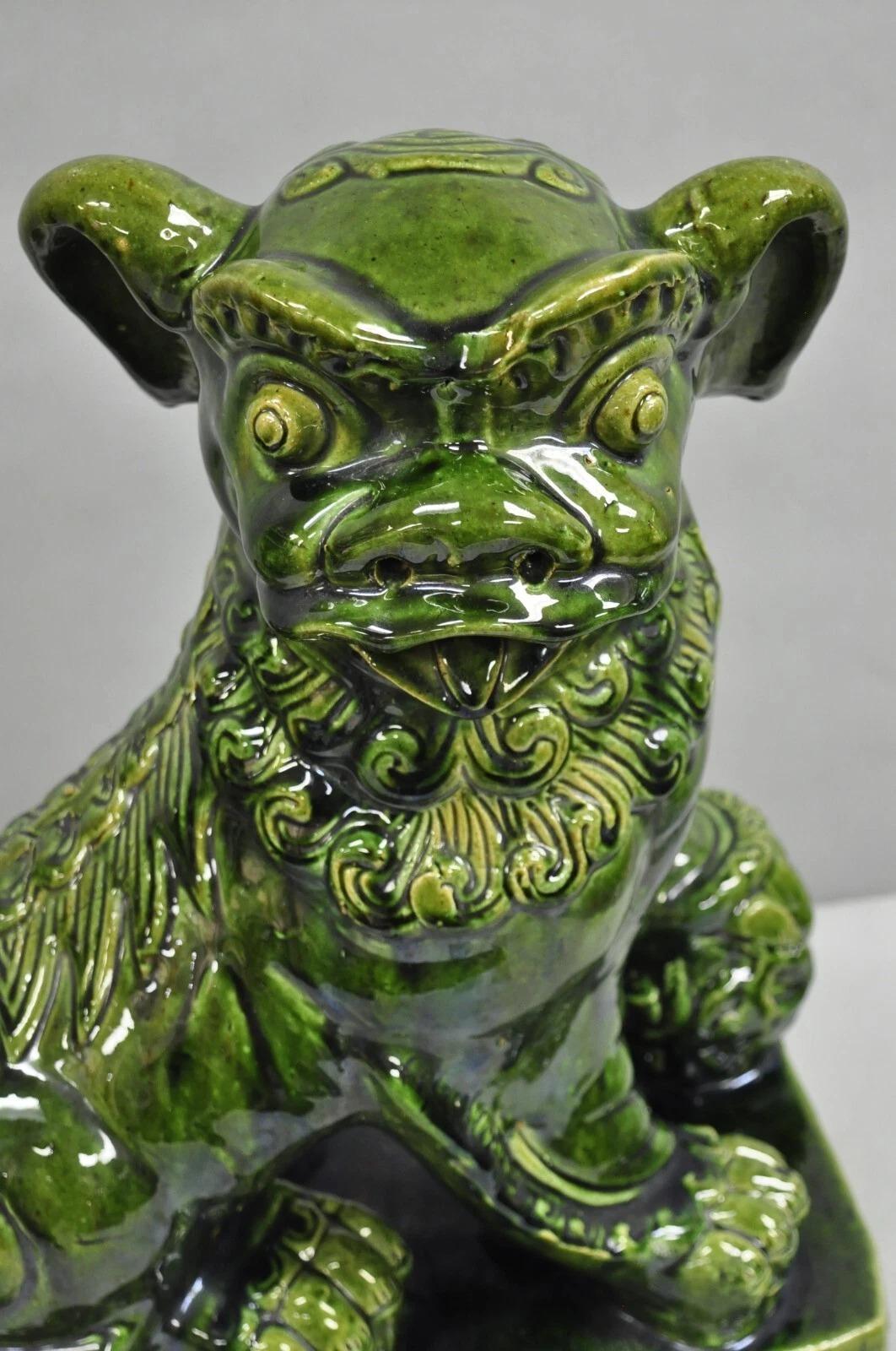 Sconosciuto Statua cinese di cane Foo da 22 pollici in ceramica maiolicata verde, vintage Chinoiserie in vendita