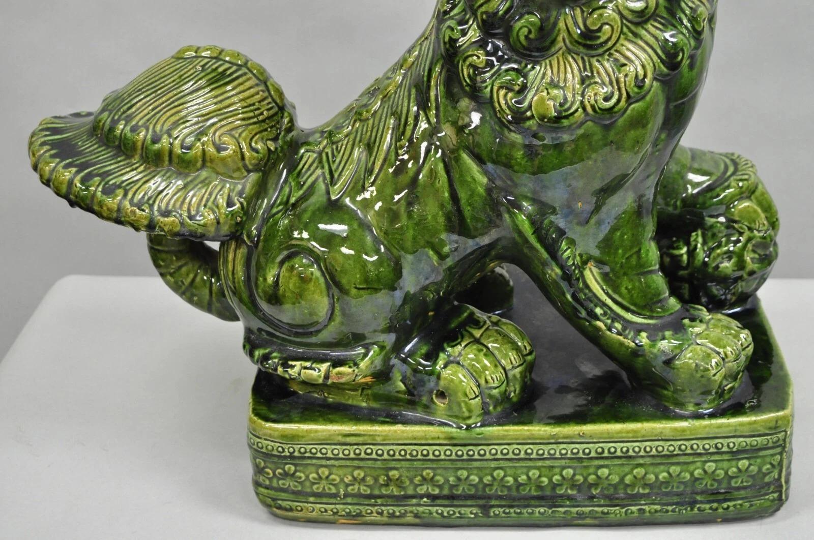 Statua cinese di cane Foo da 22 pollici in ceramica maiolicata verde, vintage Chinoiserie In condizioni buone in vendita a Philadelphia, PA