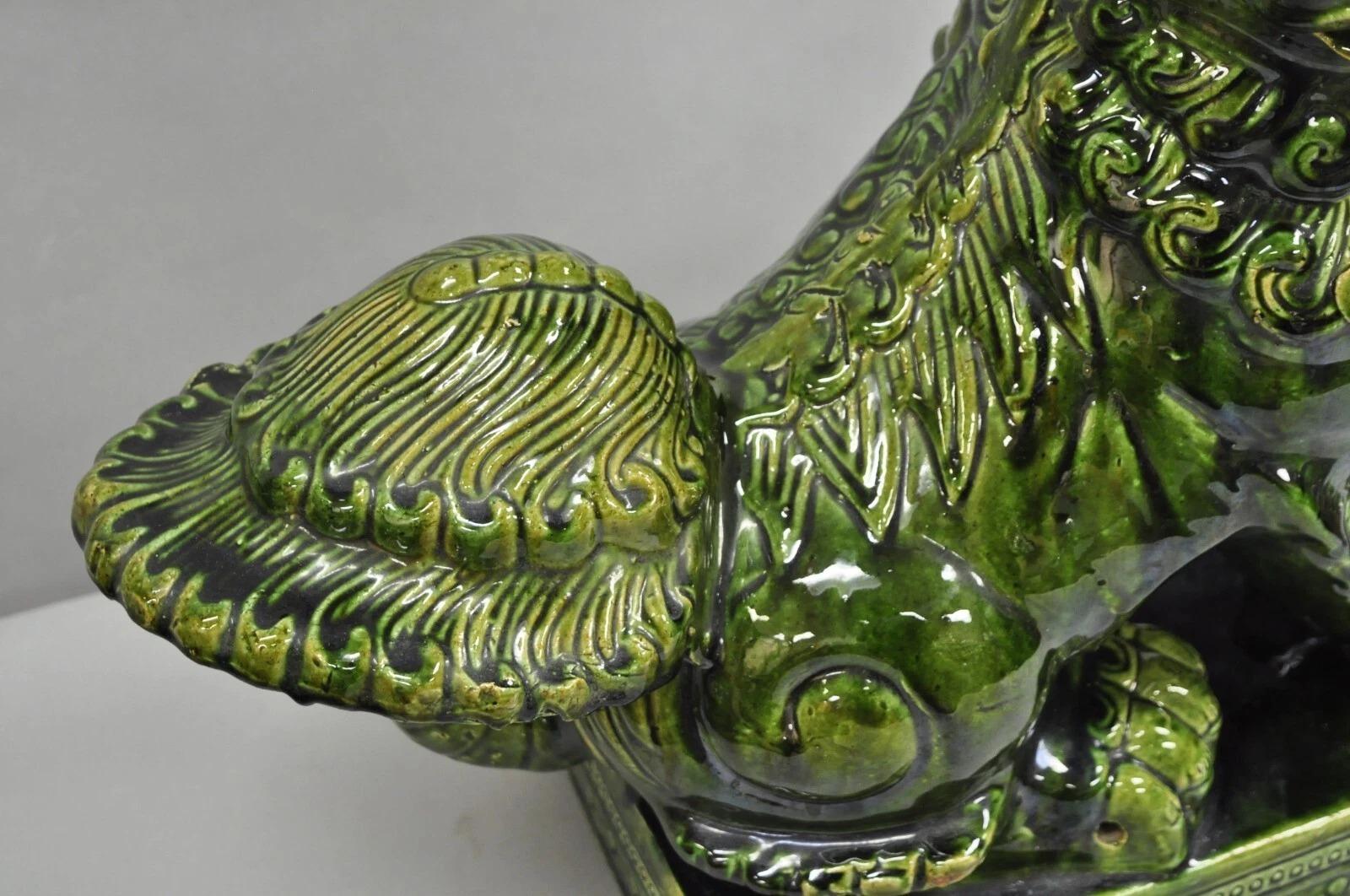 XX secolo Statua cinese di cane Foo da 22 pollici in ceramica maiolicata verde, vintage Chinoiserie in vendita