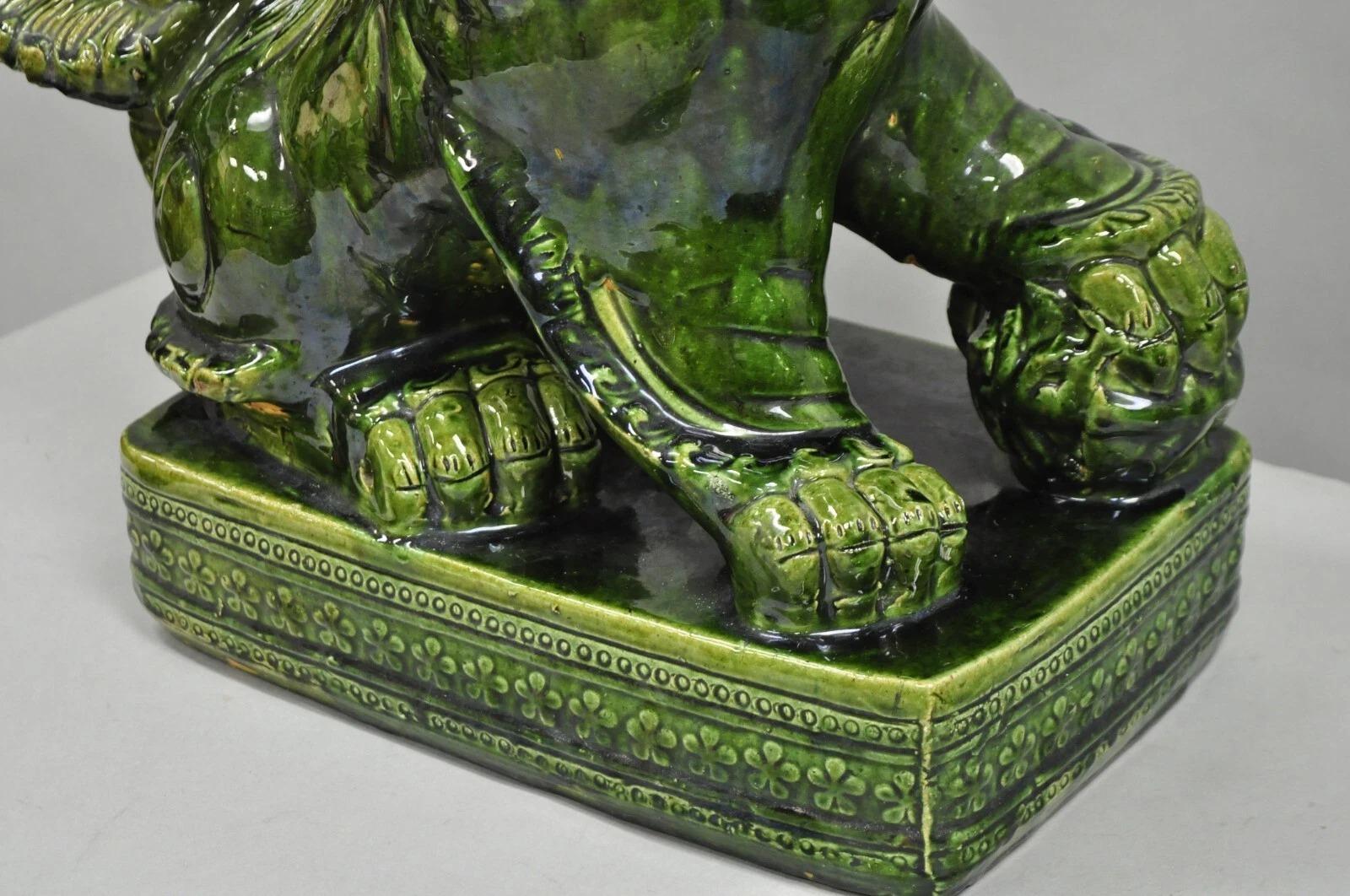 Ceramica Statua cinese di cane Foo da 22 pollici in ceramica maiolicata verde, vintage Chinoiserie in vendita