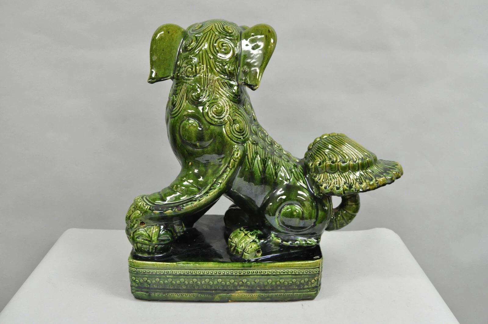 Statua cinese di cane Foo da 22 pollici in ceramica maiolicata verde, vintage Chinoiserie in vendita 1
