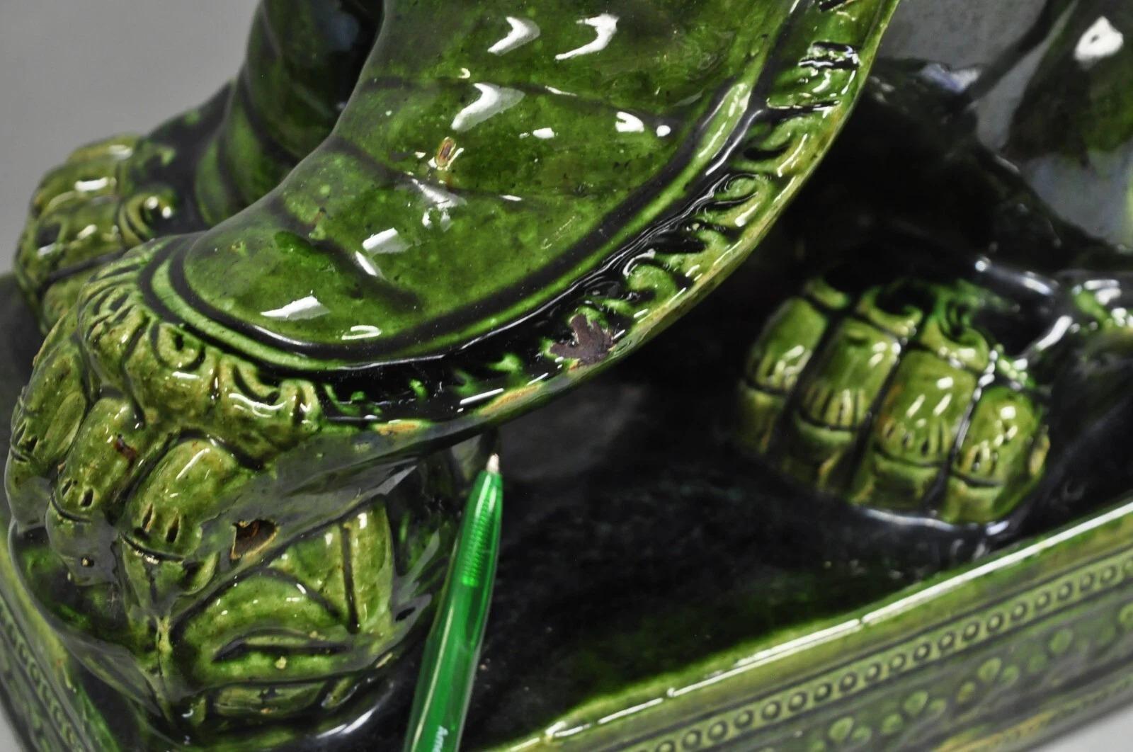Statua cinese di cane Foo da 22 pollici in ceramica maiolicata verde, vintage Chinoiserie in vendita 2