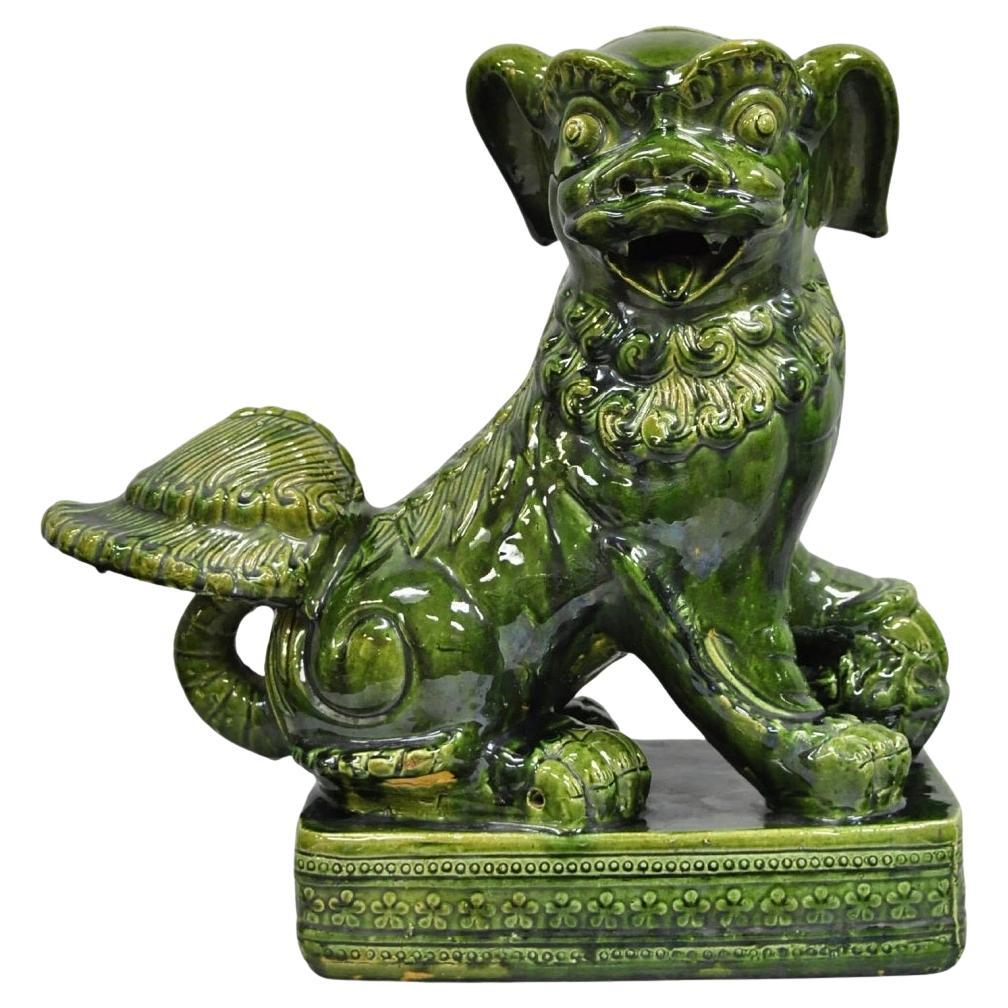 Statua cinese di cane Foo da 22 pollici in ceramica maiolicata verde, vintage Chinoiserie in vendita
