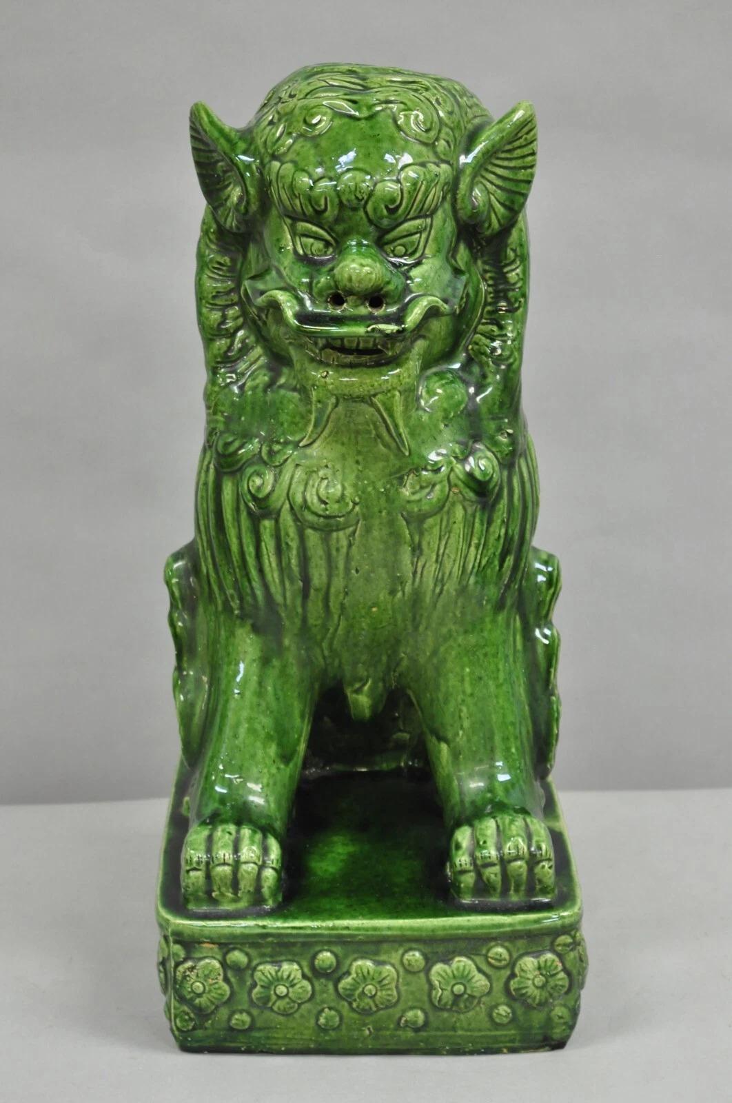 Inviaci un messaggio con il tuo codice postale per richiedere un preventivo per la spedizione negli Stati Uniti.

Statua di cane cinese da 24 pollici in ceramica maiolicata verde, vintage Chinoiserie. Circa metà del XX secolo. Misure: 24