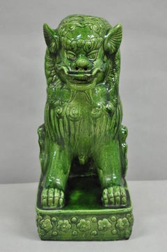 Statua cinese di cane Foo da 24 pollici in ceramica maiolicata verde, vintage Chinoiserie
