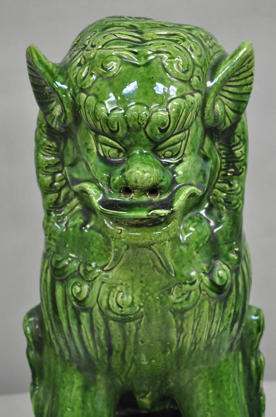 Cineserie Statua cinese di cane Foo da 24 pollici in ceramica maiolicata verde, vintage Chinoiserie in vendita