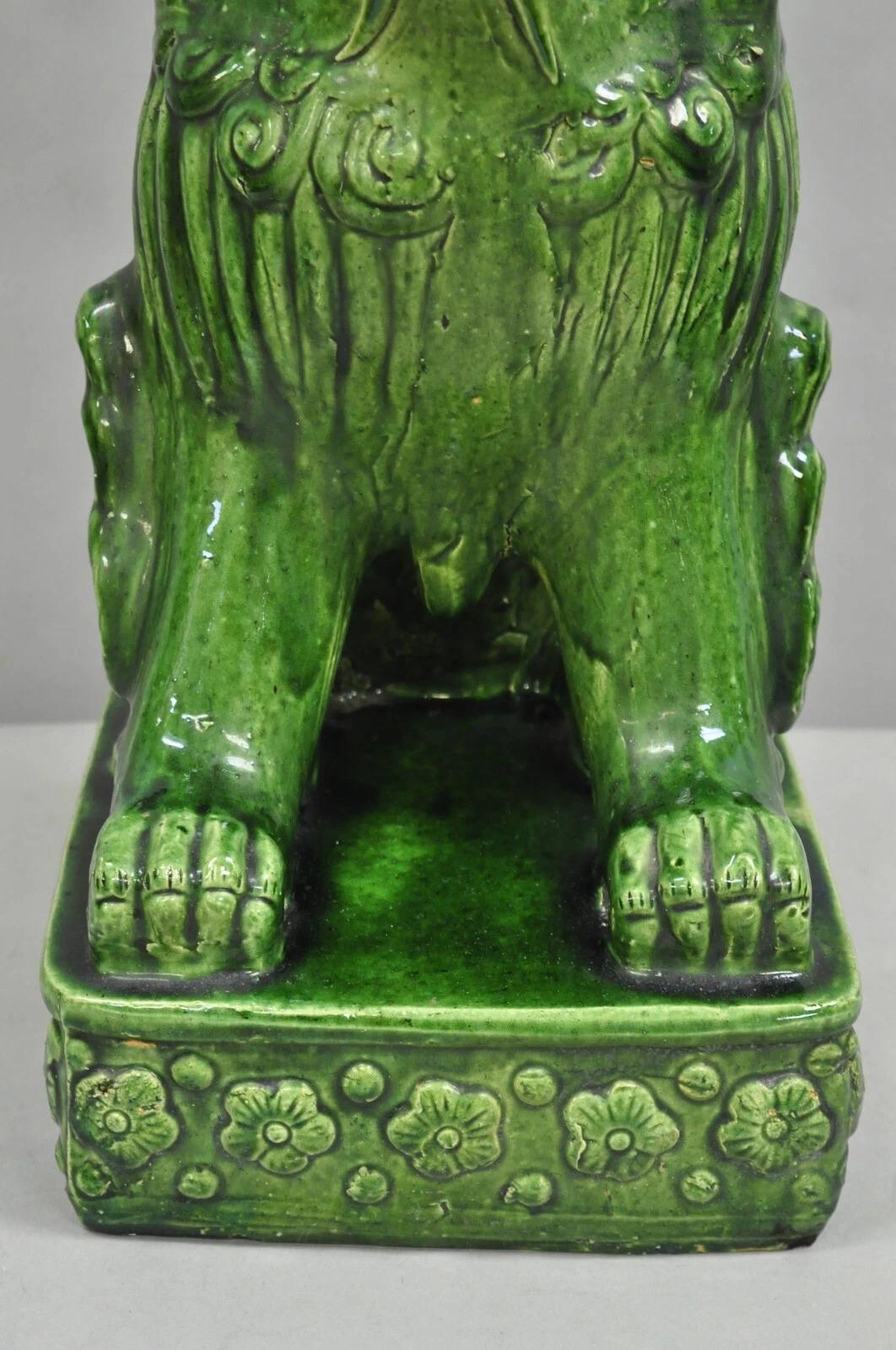 Sconosciuto Statua cinese di cane Foo da 24 pollici in ceramica maiolicata verde, vintage Chinoiserie in vendita