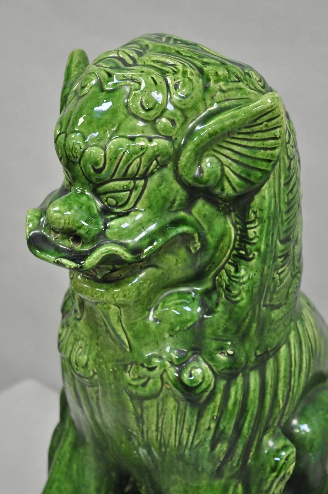 Statua cinese di cane Foo da 24 pollici in ceramica maiolicata verde, vintage Chinoiserie In condizioni buone in vendita a Philadelphia, PA