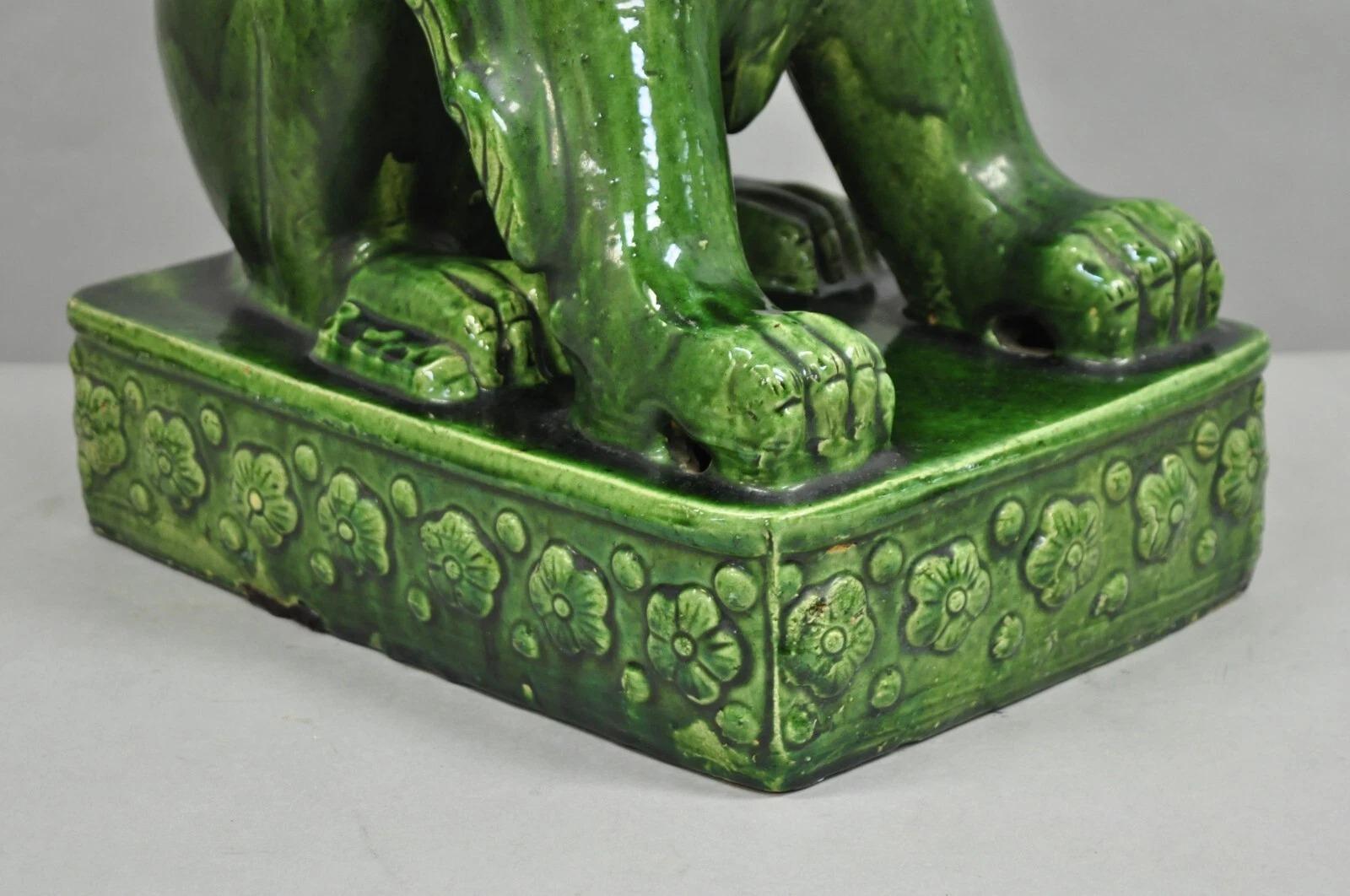 XX secolo Statua cinese di cane Foo da 24 pollici in ceramica maiolicata verde, vintage Chinoiserie in vendita