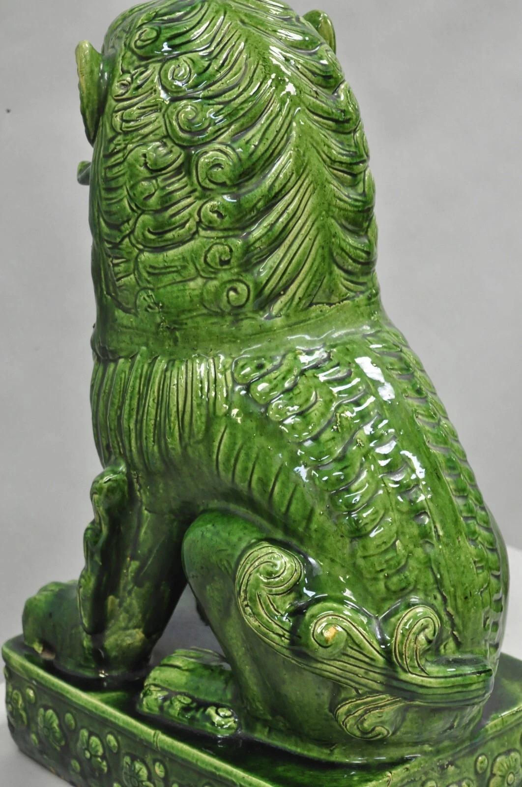 Statua cinese di cane Foo da 24 pollici in ceramica maiolicata verde, vintage Chinoiserie in vendita 1