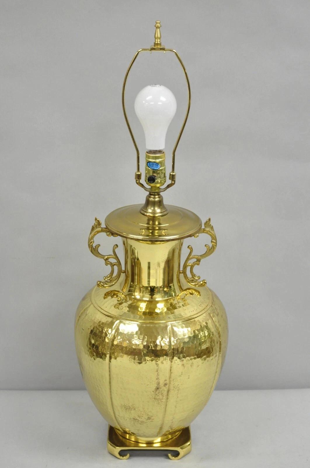 Lampada da tavolo Pagoda Jardiniere in ottone martellato Vintage Chinoiserie in vendita 5