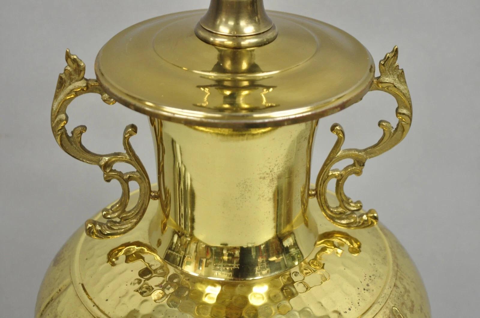 Sconosciuto Lampada da tavolo Pagoda Jardiniere in ottone martellato Vintage Chinoiserie in vendita