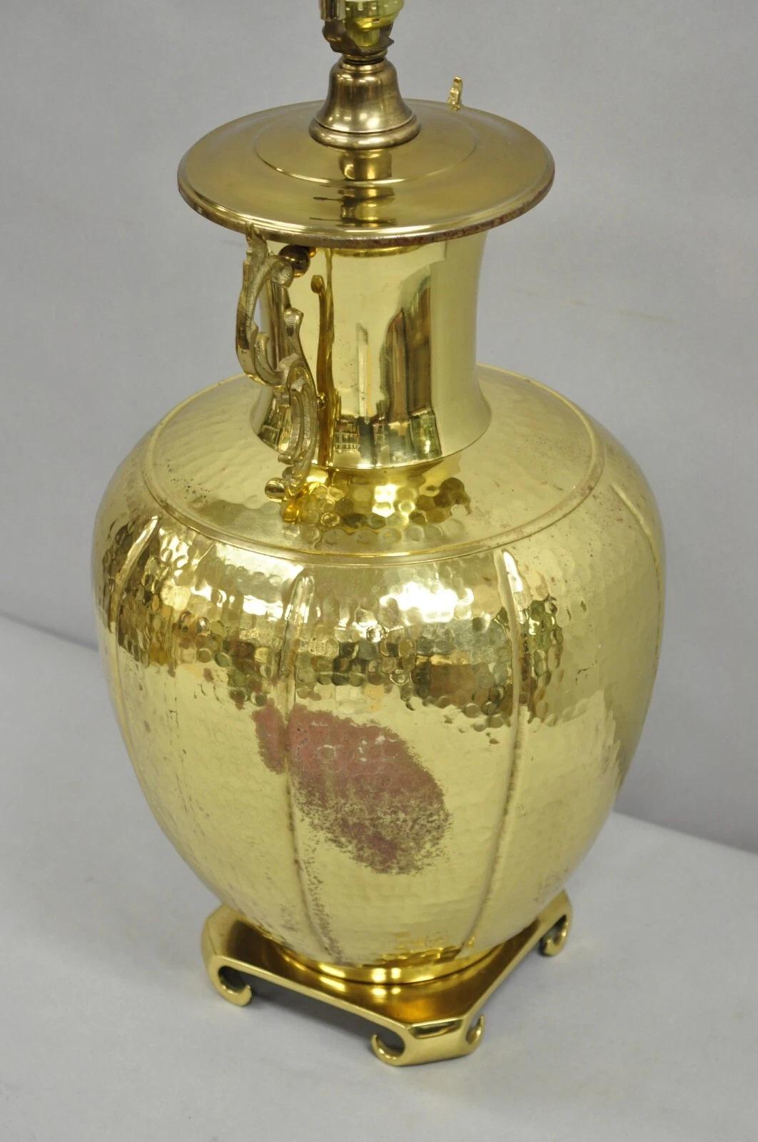XX secolo Lampada da tavolo Pagoda Jardiniere in ottone martellato Vintage Chinoiserie in vendita