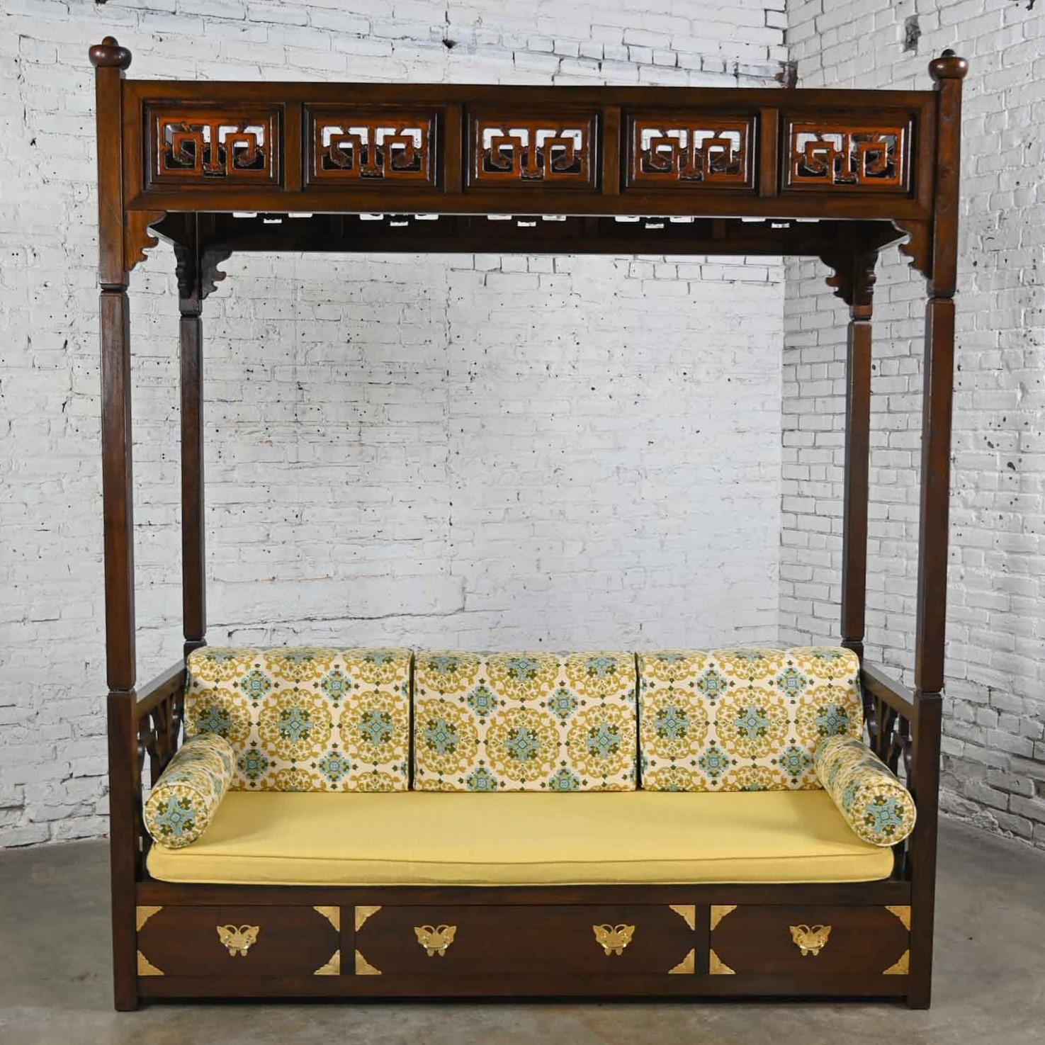 Vintage Chinoiserie Hand Carved Canopy Daybed Style of Chinese Wedding Bed 10