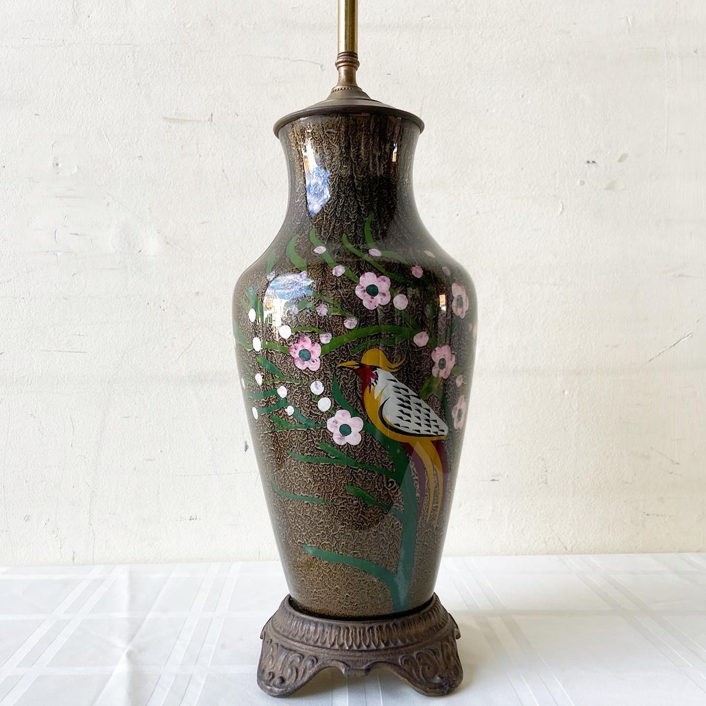 Chinoiseries Lampe de bureau vintage en porcelaine et laiton peinte à la main de style chinoiseries en vente