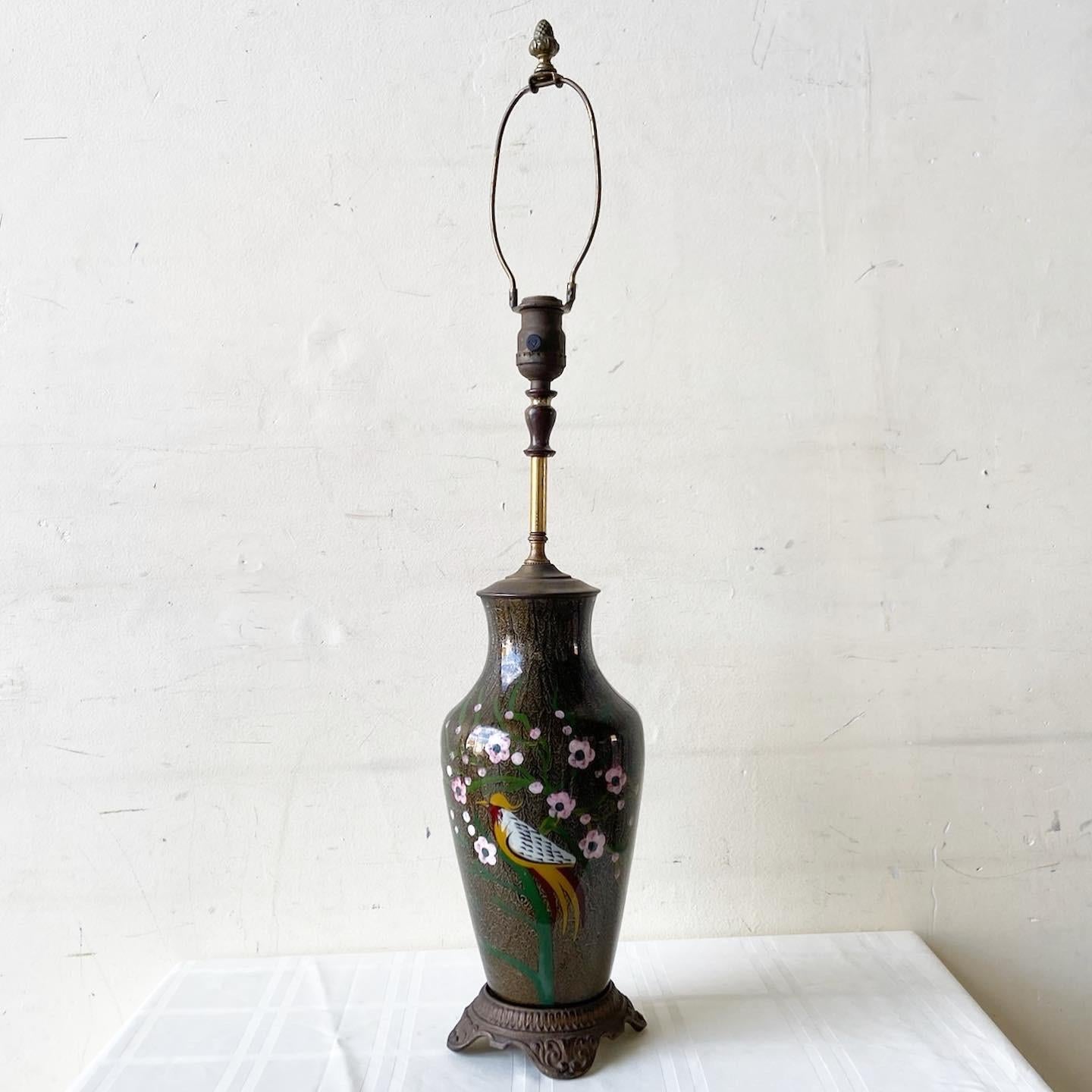 Inconnu Lampe de bureau vintage en porcelaine et laiton peinte à la main de style chinoiseries en vente
