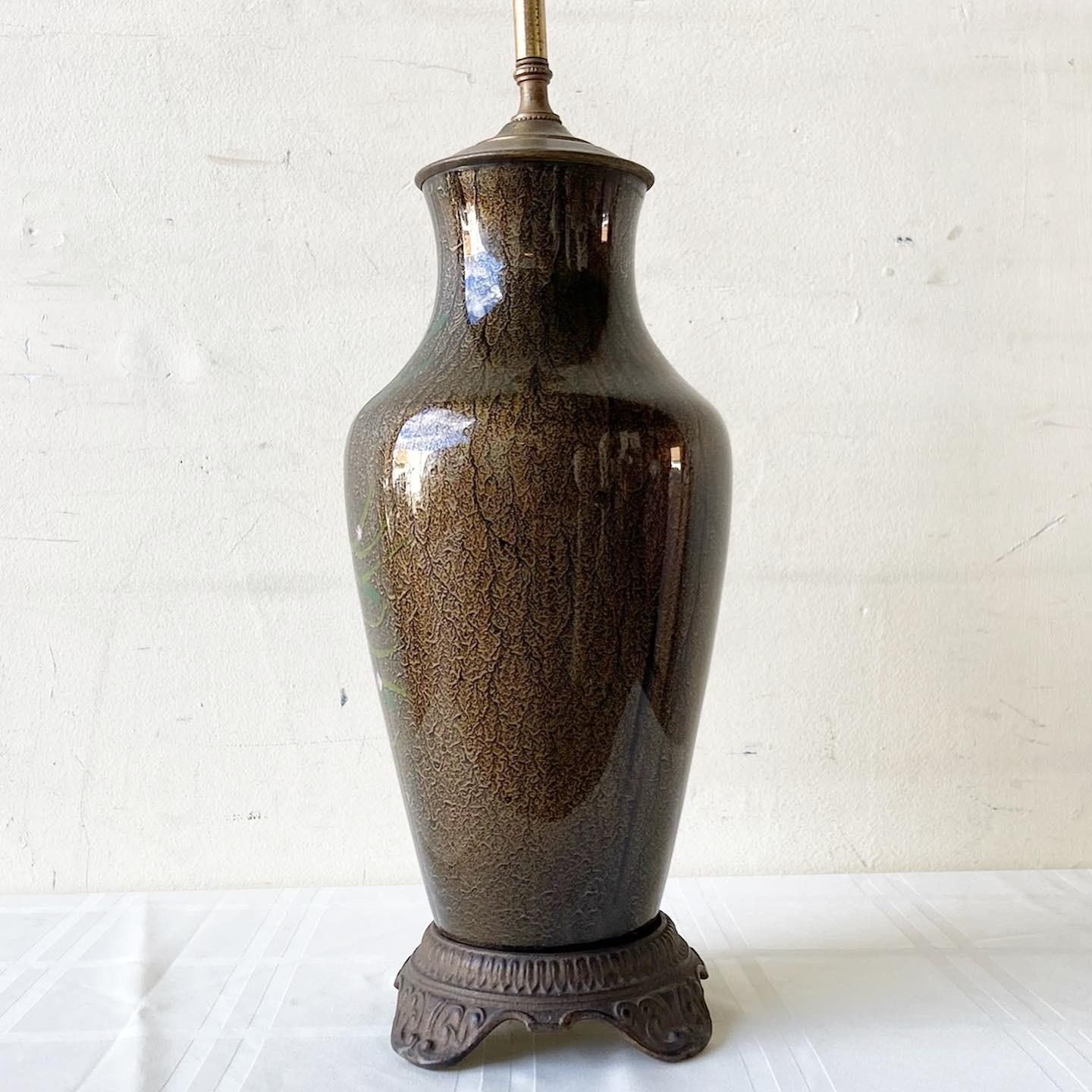 20ième siècle Lampe de bureau vintage en porcelaine et laiton peinte à la main de style chinoiseries en vente