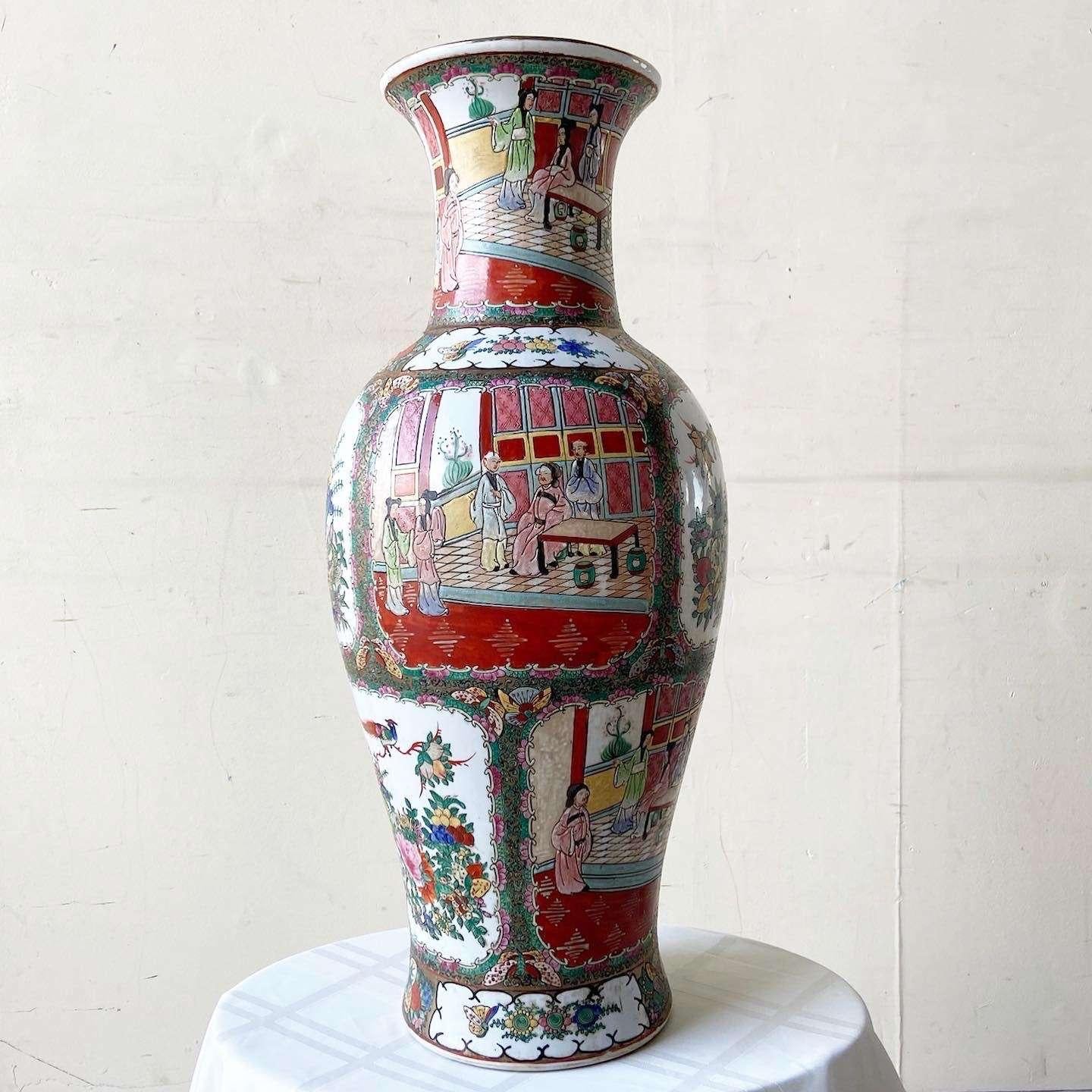 Erstaunliche Vintage Chinoiserie Bodenvase. Die Vase ist mit einem handgemalten Design versehen, das chinesische Situationen darstellt.
