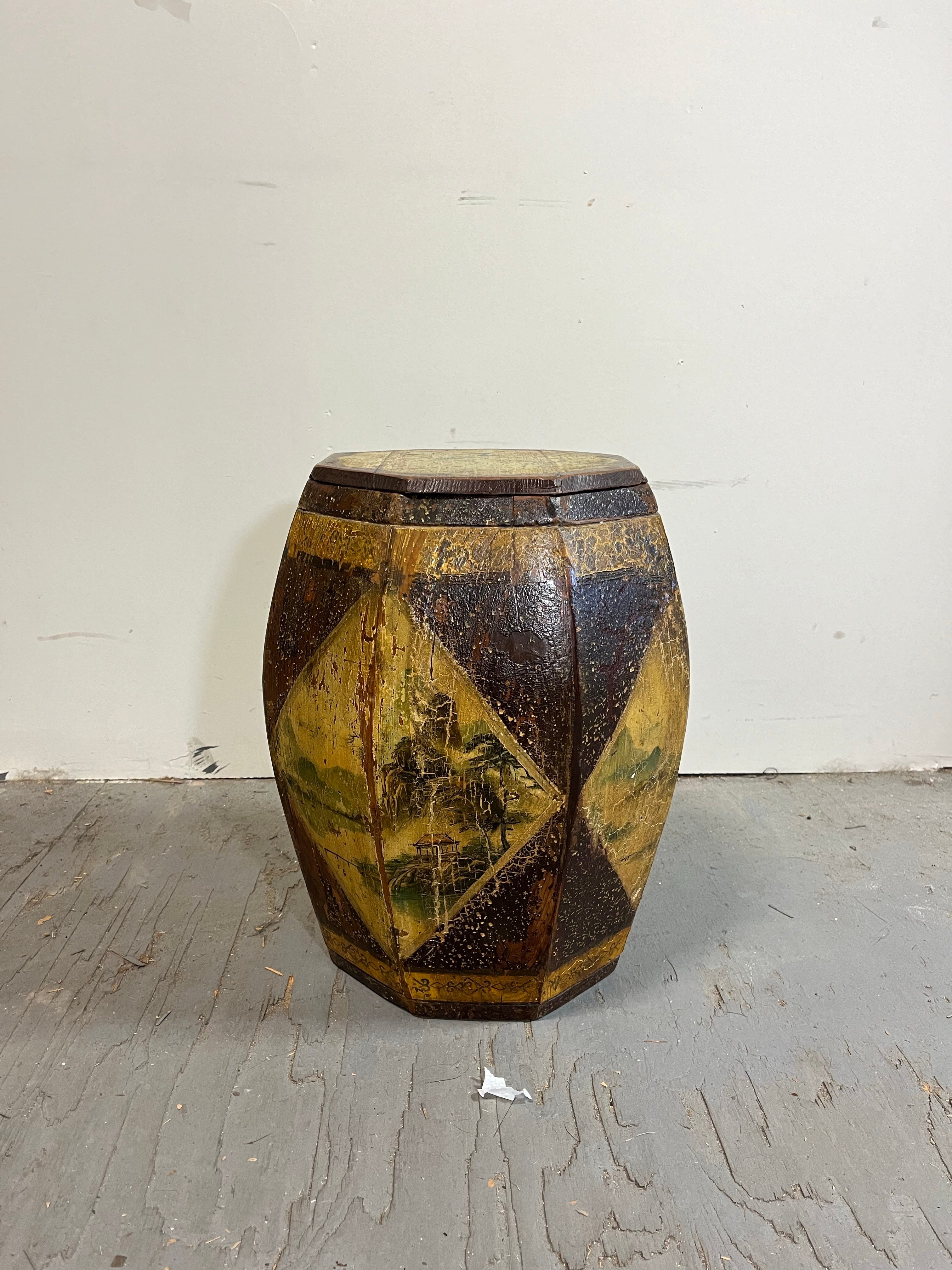 Siège, tabouret ou tonneau vintage chinois en bois peint à la main avec couvercle. Patine d'usage délavée et peinture très usée.