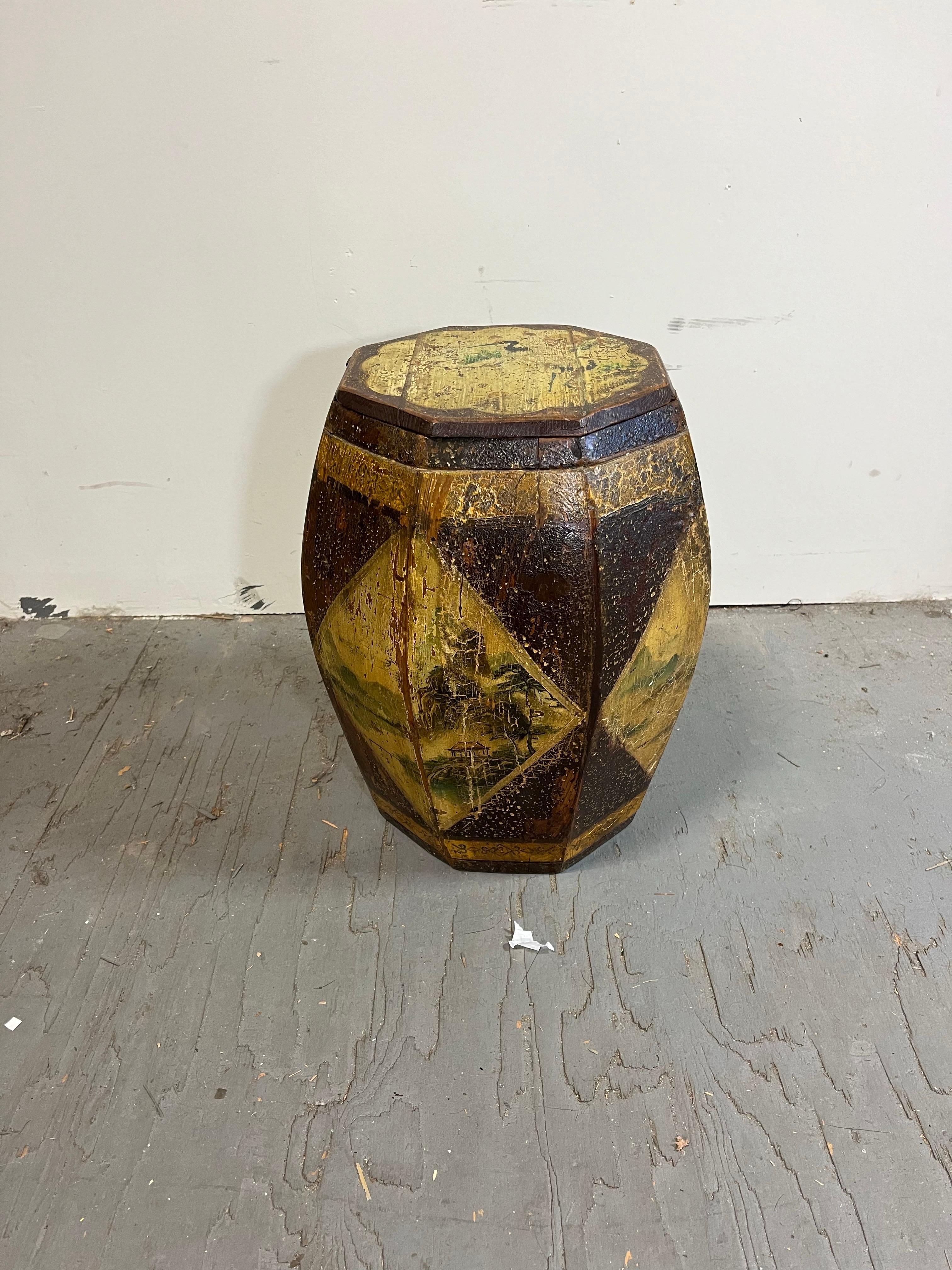 Chinoiseries Siège ou baril à couvercle vintage en bois peint à la main de style chinoiserie en vente