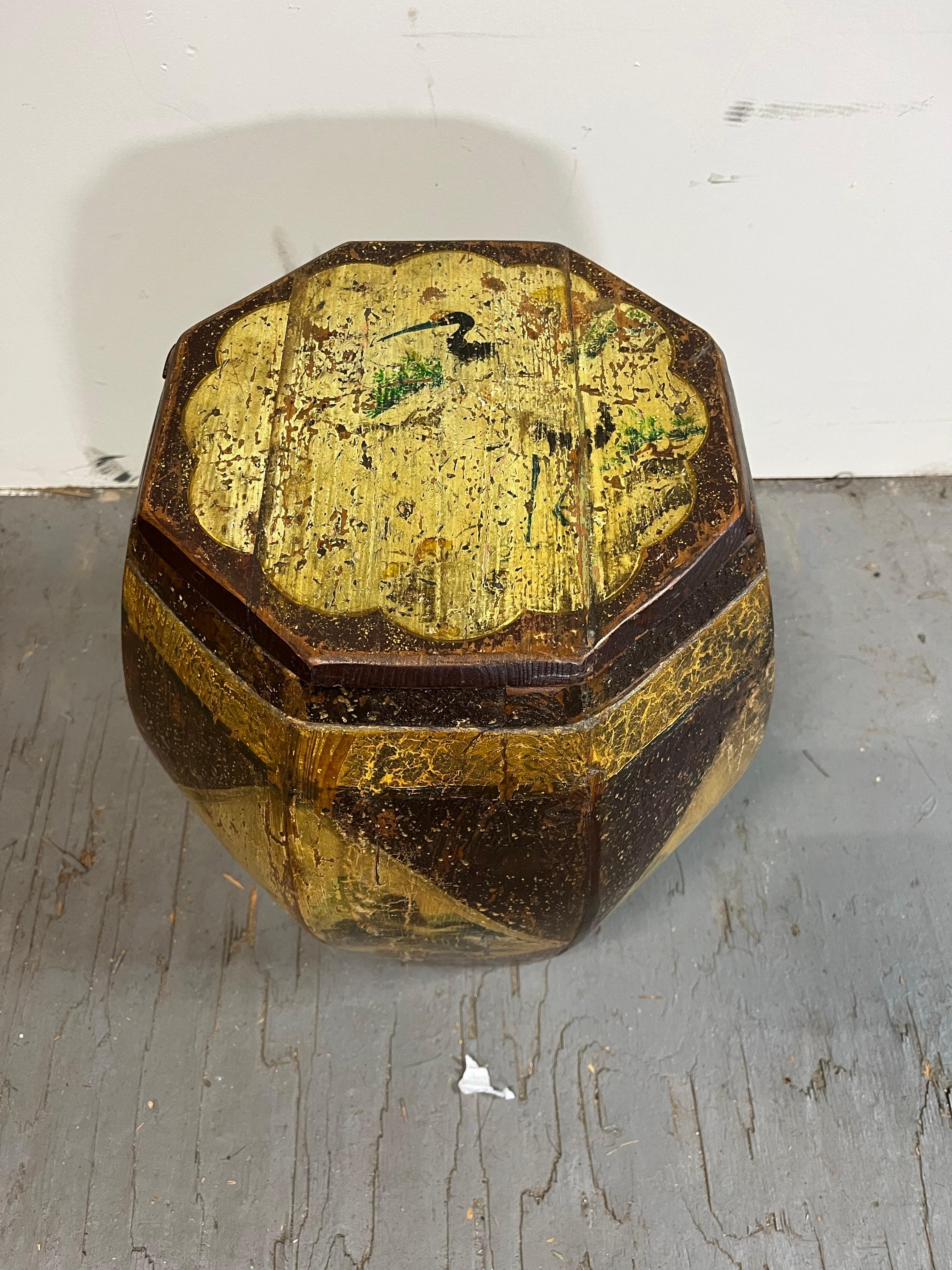 Peint Siège ou baril à couvercle vintage en bois peint à la main de style chinoiserie en vente