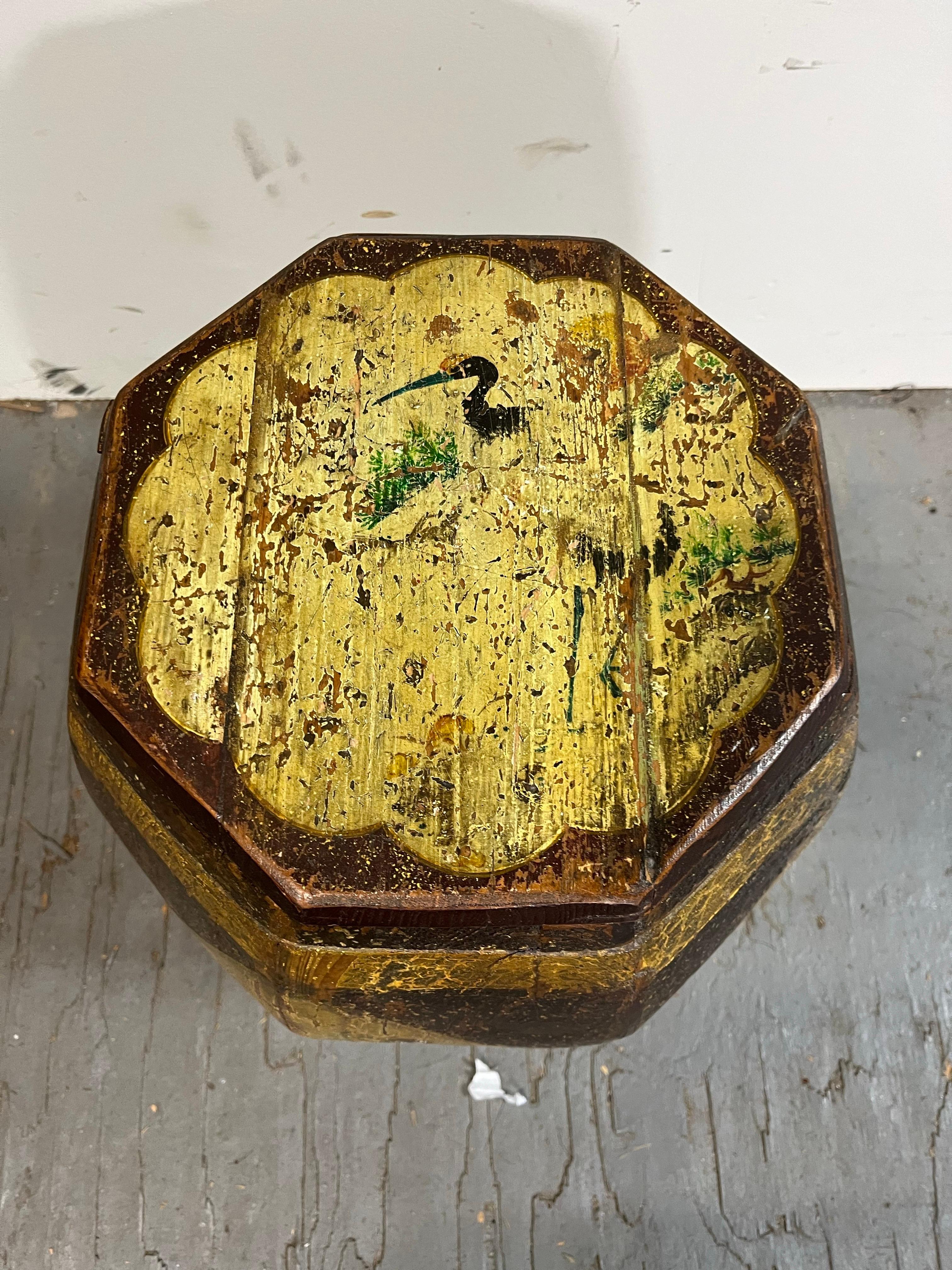 20ième siècle Siège ou baril à couvercle vintage en bois peint à la main de style chinoiserie en vente