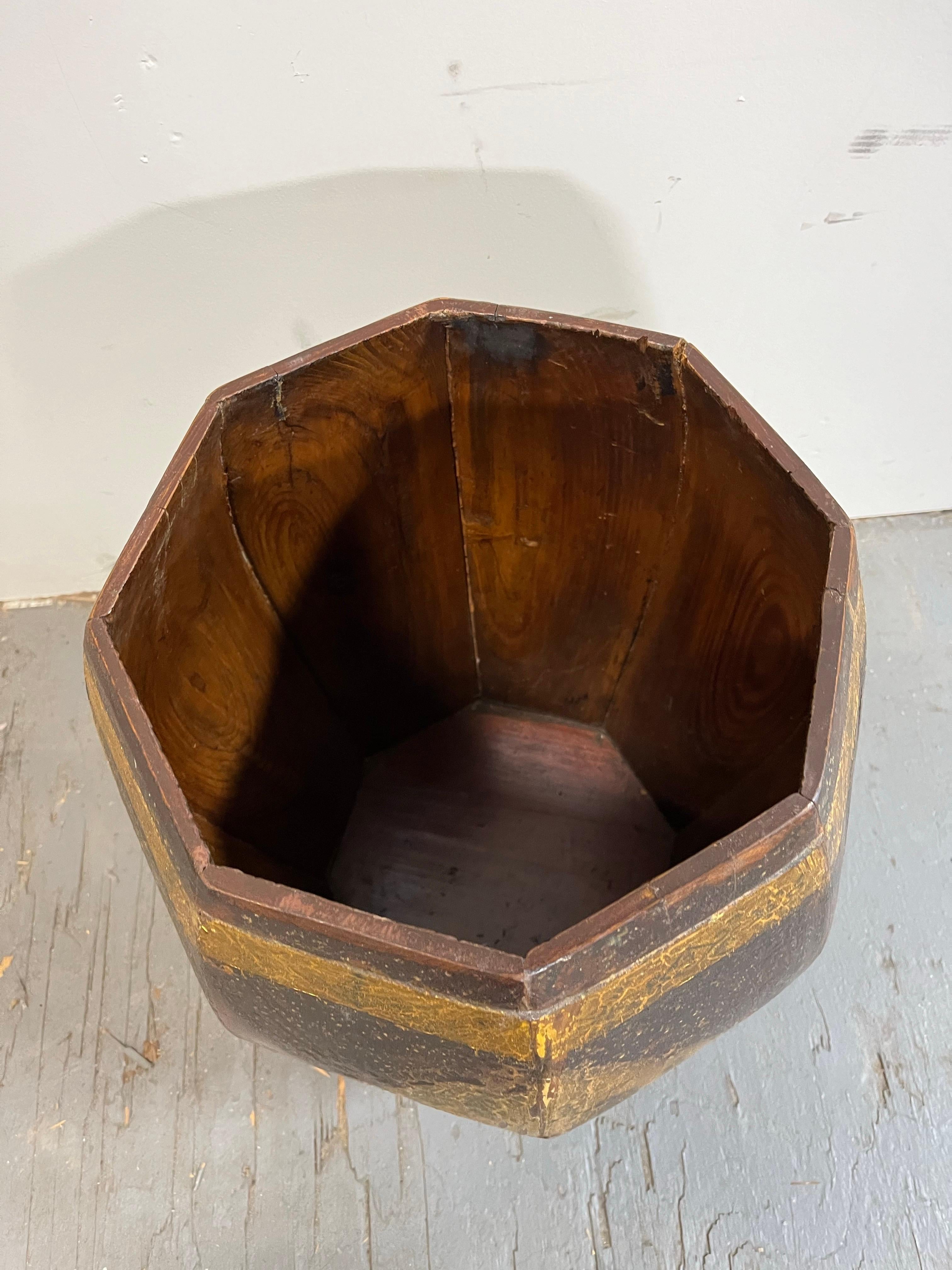 Bois Siège ou baril à couvercle vintage en bois peint à la main de style chinoiserie en vente