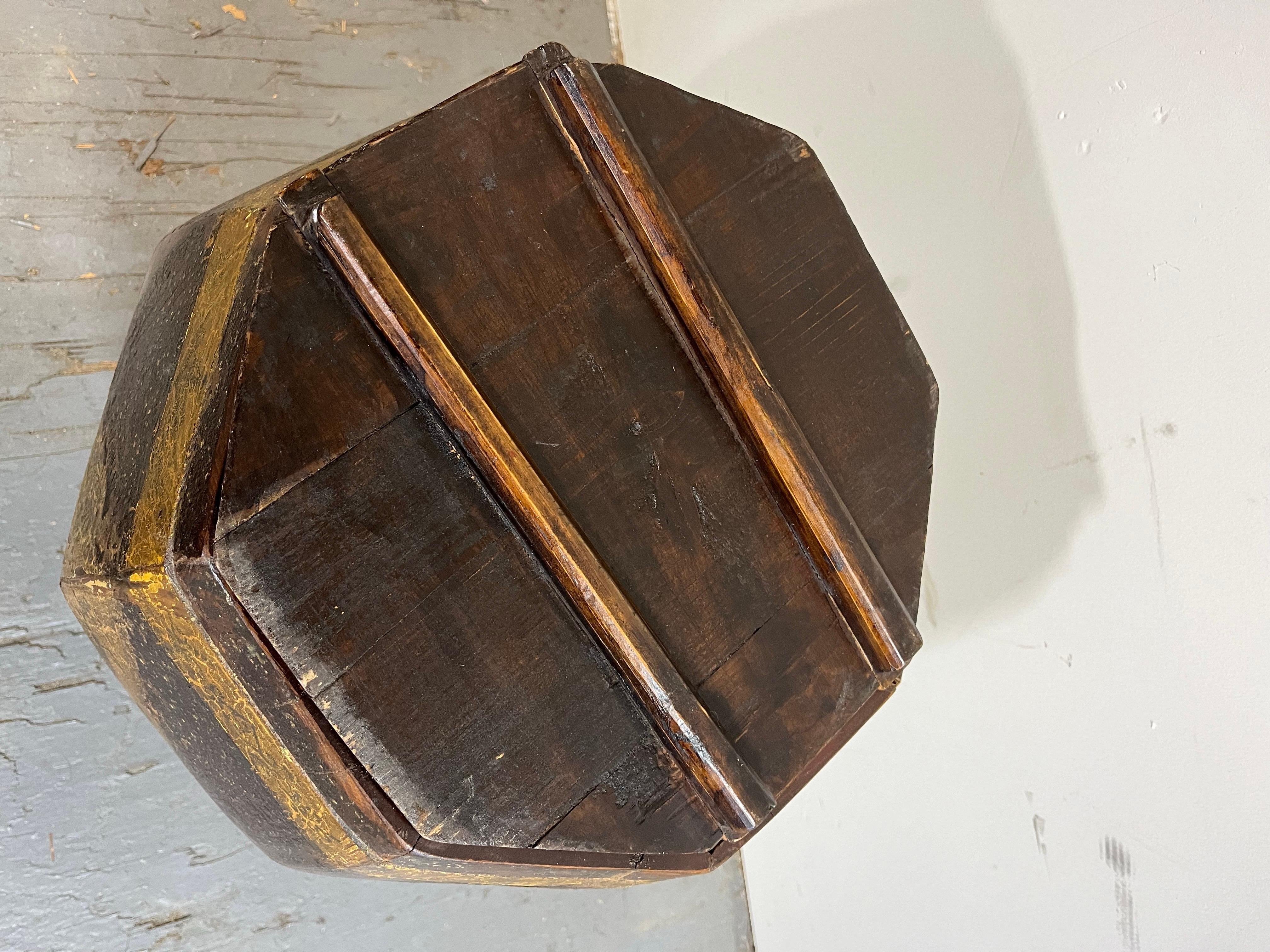 Siège ou baril à couvercle vintage en bois peint à la main de style chinoiserie en vente 1