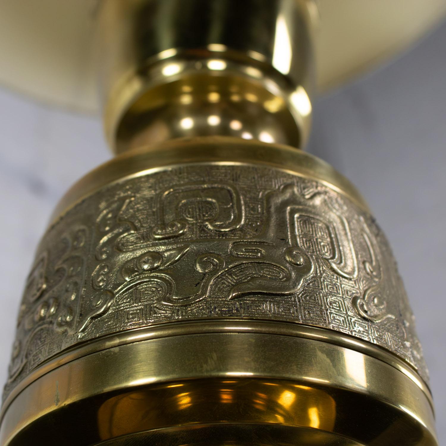 Lampe de table Vintage Chinoiserie Hollywood Regency en fonte de laiton avec abat-jour en damas en vente 2